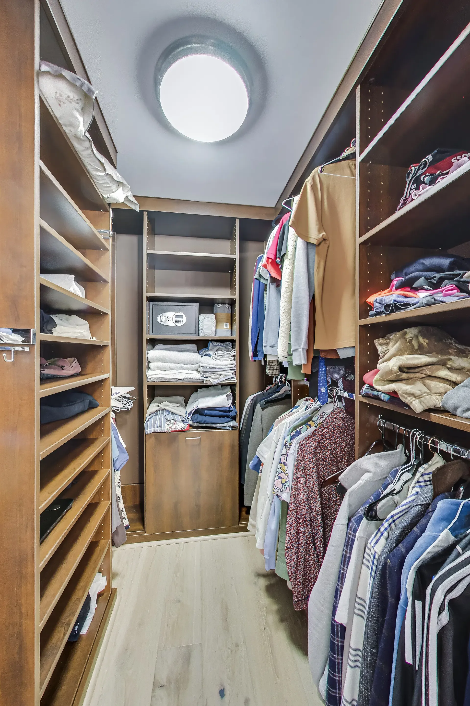1010-massachusetts-ave-nw-805-washington-dc-25-primary-walk-in-closet.webp