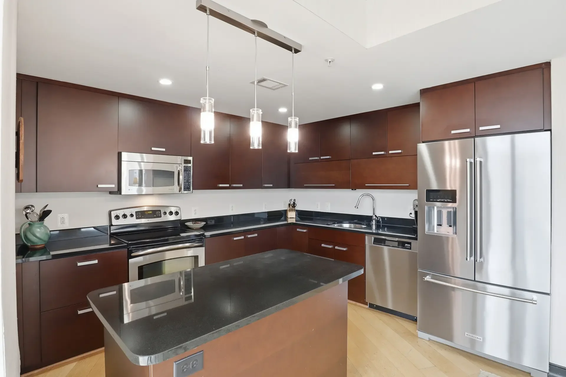 1010-massachusetts-ave-nw-804-washington-dc-18-kitchen.webp