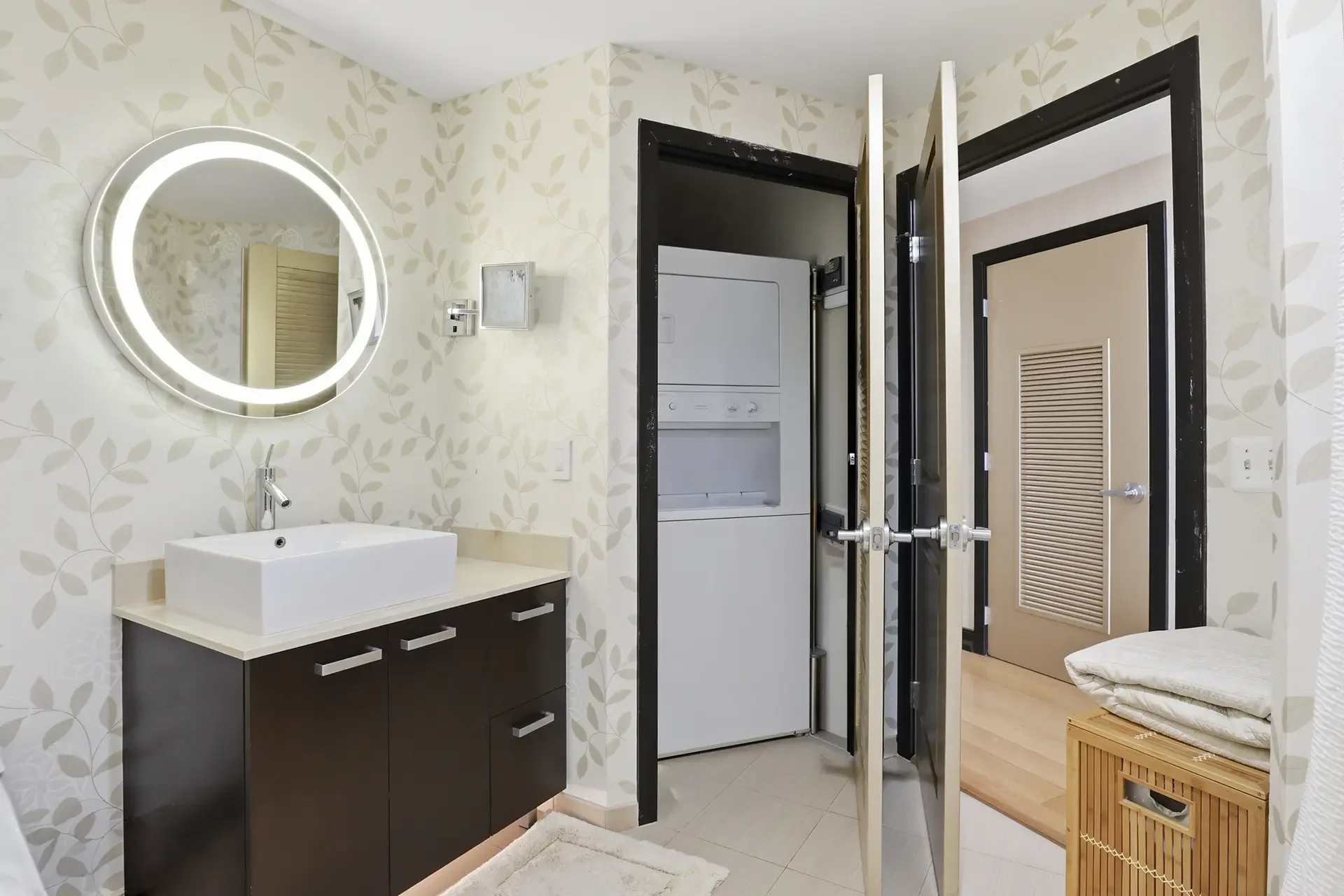 1010-massachusetts-ave-nw-804-washington-dc-28-primary-bathroom.webp