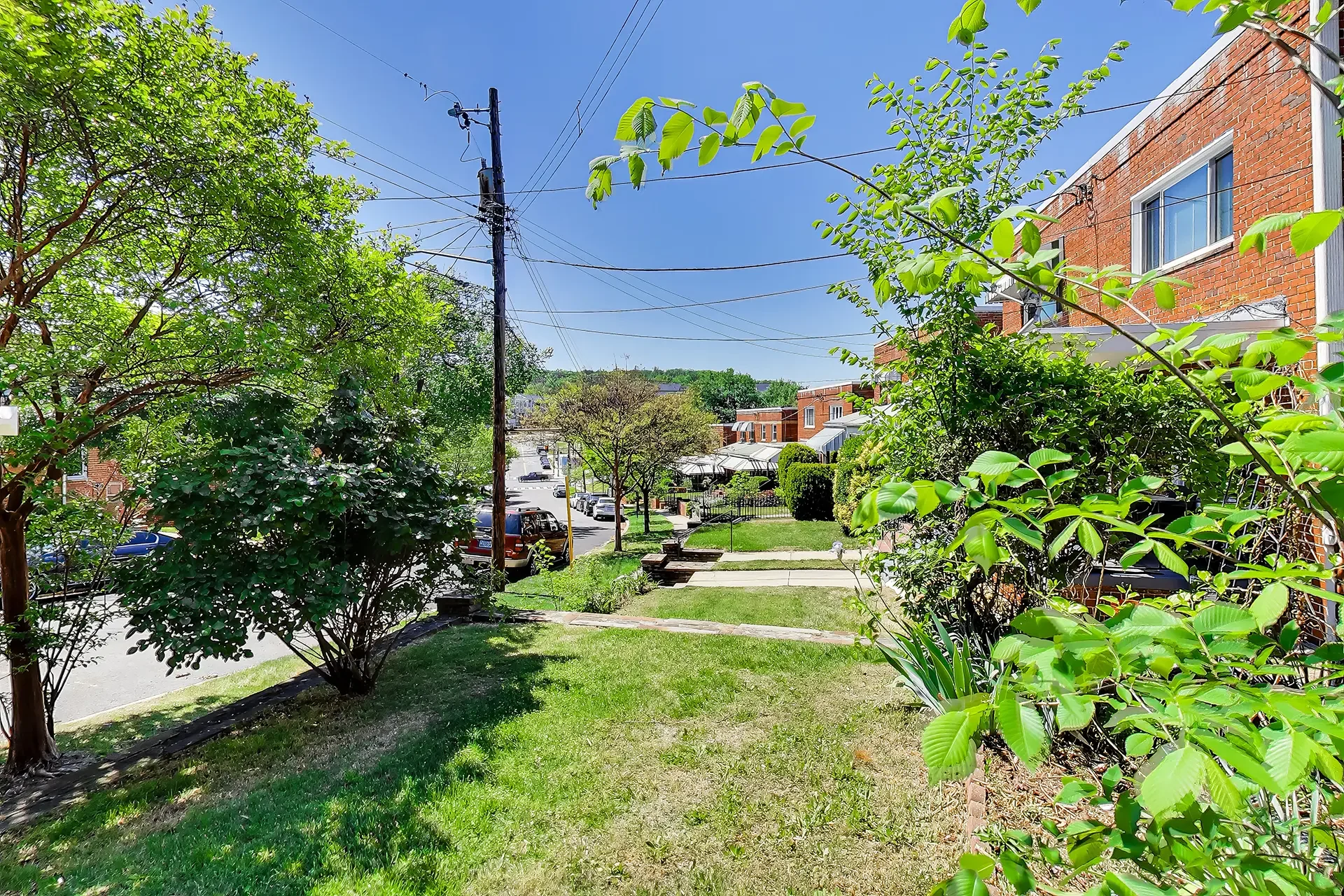 530-ingraham-st-ne-washington-dc-04-front yard.webp