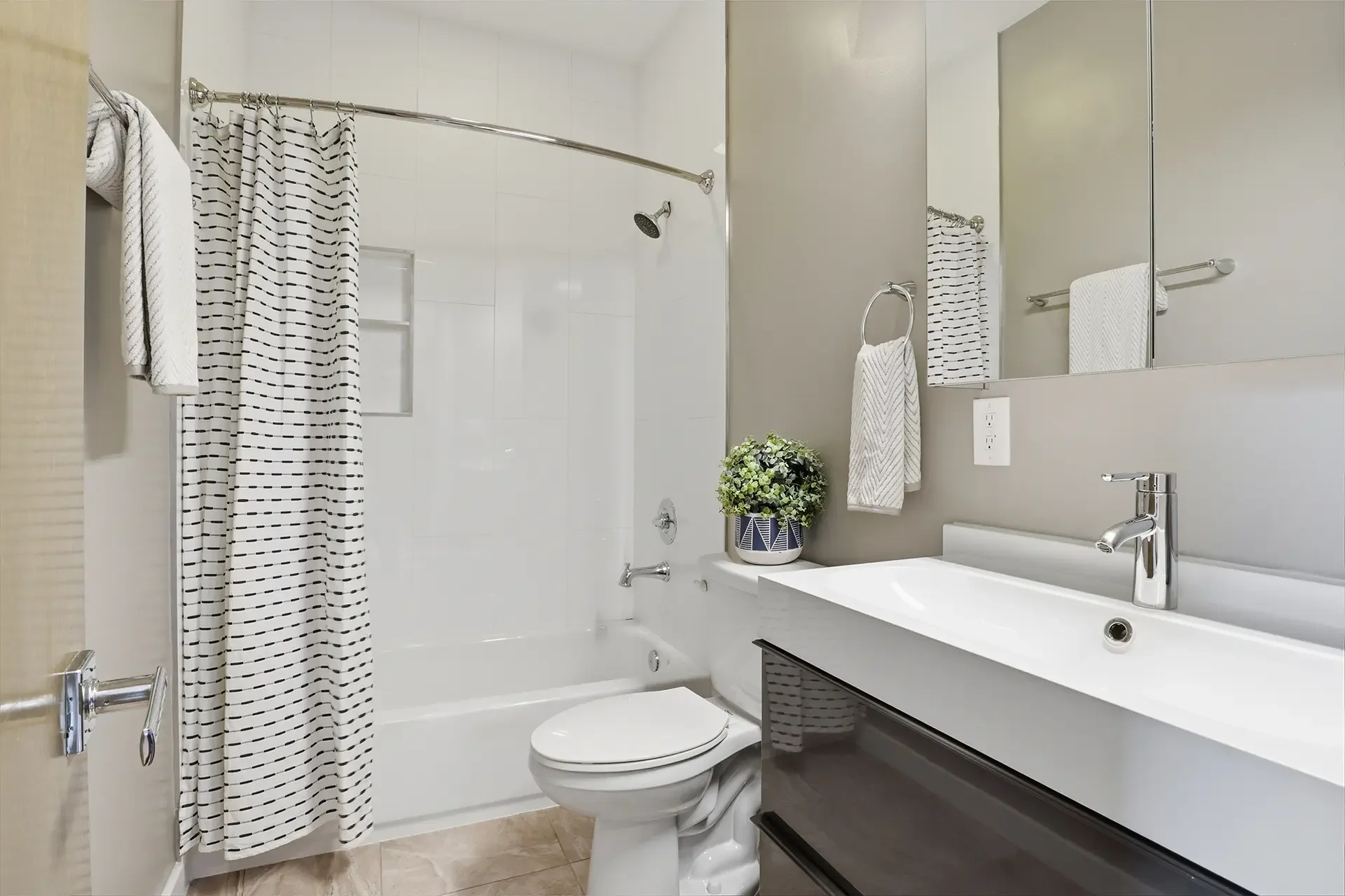 1242-new-jersey-ave-nw-unit-2-washington-dc-22-secondary-bathroom.webp