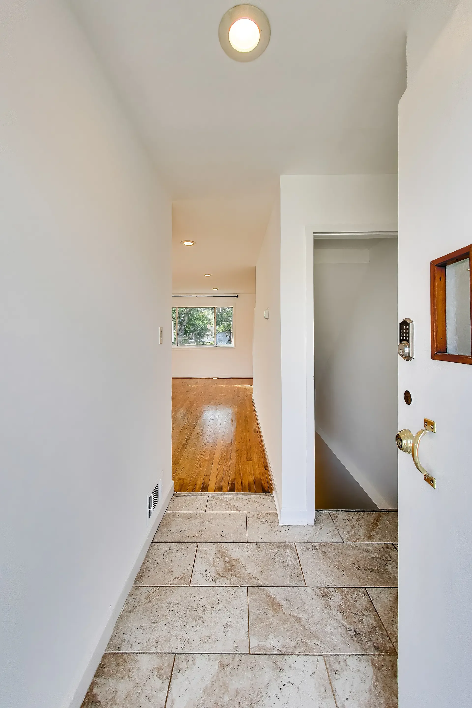 637-maury-ave-oxon-hill-md-07-foyer.webp