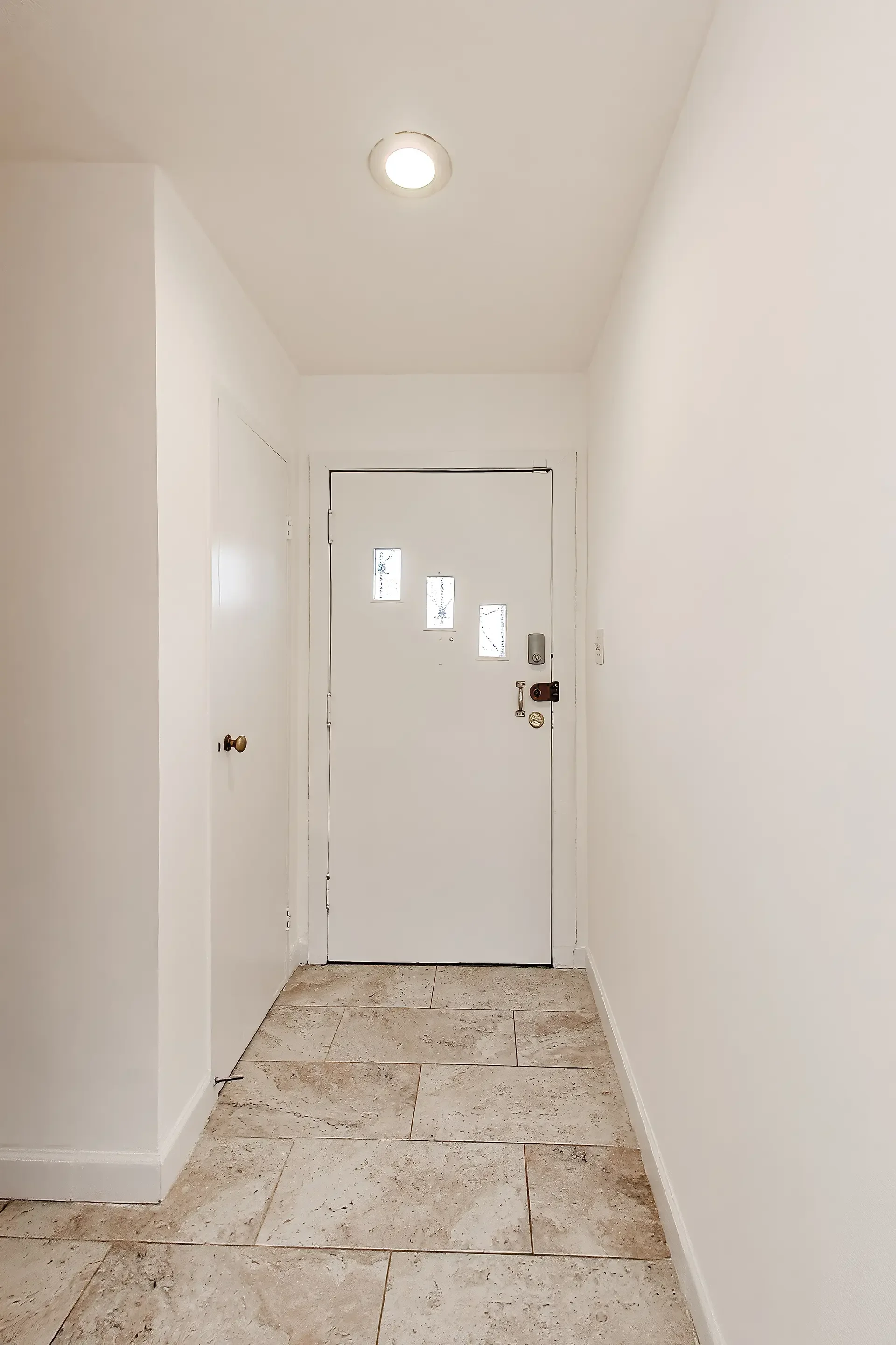 637-maury-ave-oxon-hill-md-08-foyer.webp
