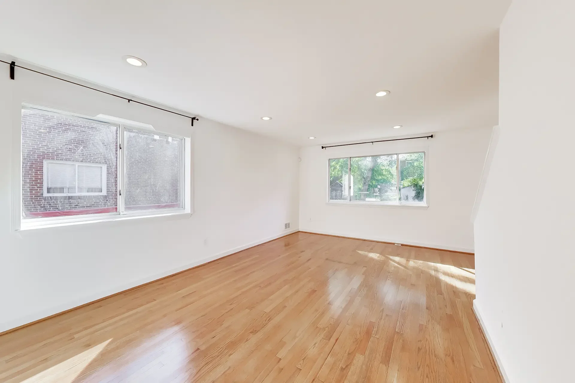 637-maury-ave-oxon-hill-md-09-living-room.webp