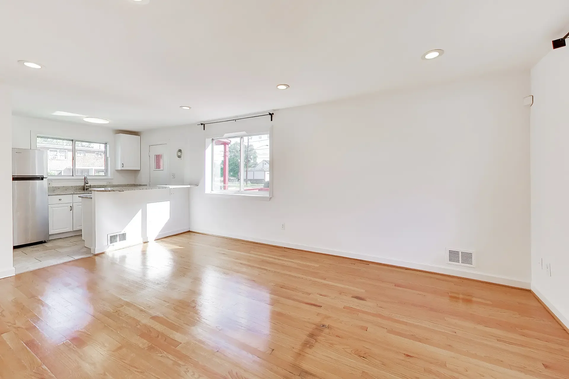 637-maury-ave-oxon-hill-md-10-dining-room-kitchen.webp