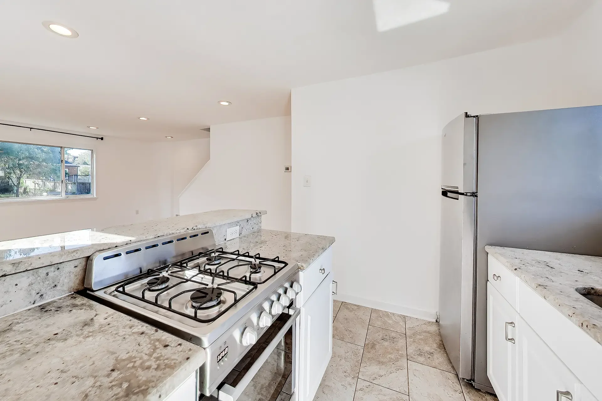 637-maury-ave-oxon-hill-md-14-kitchen.webp