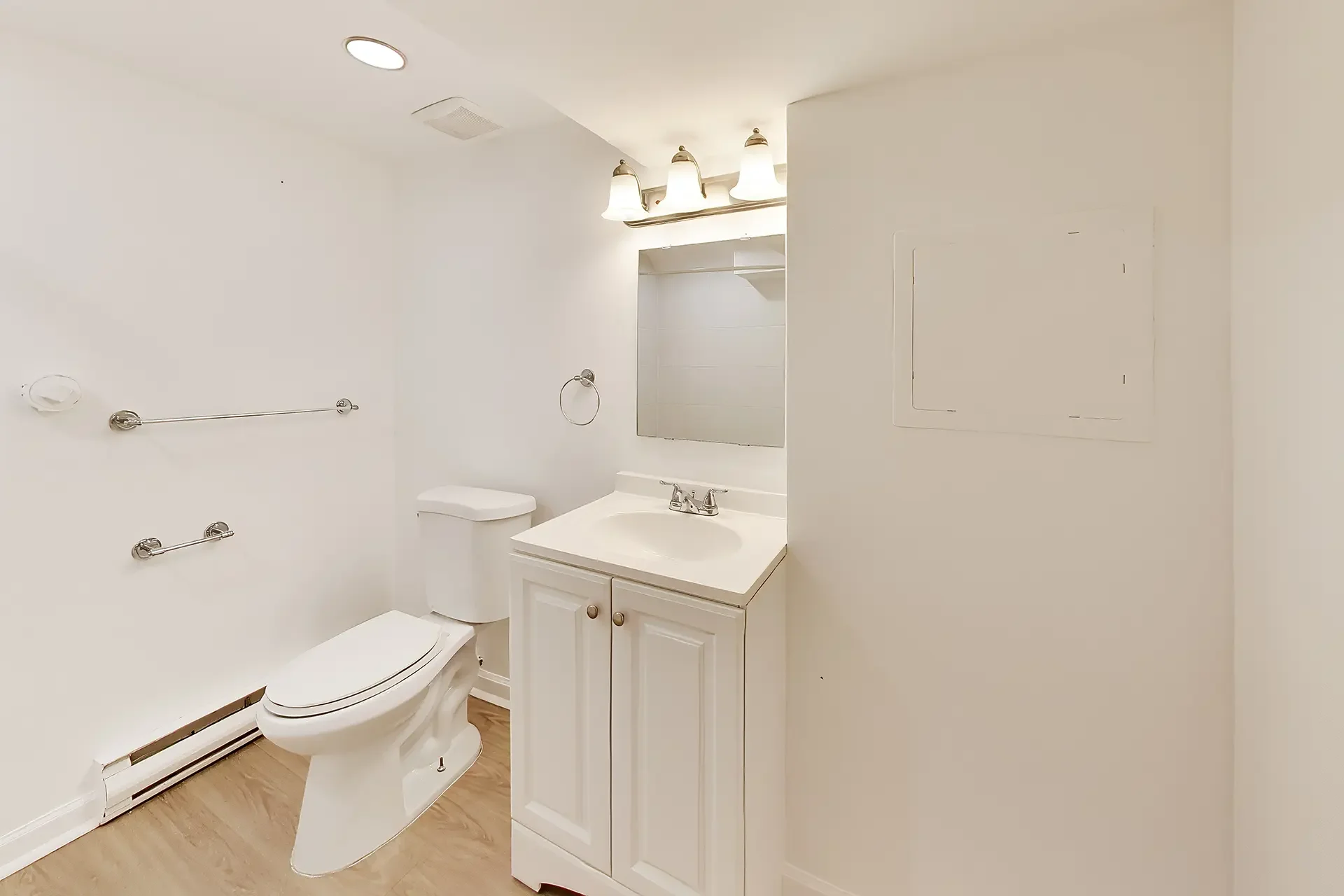 637-maury-ave-oxon-hill-md-25-lower-level-full-bathroom.webp