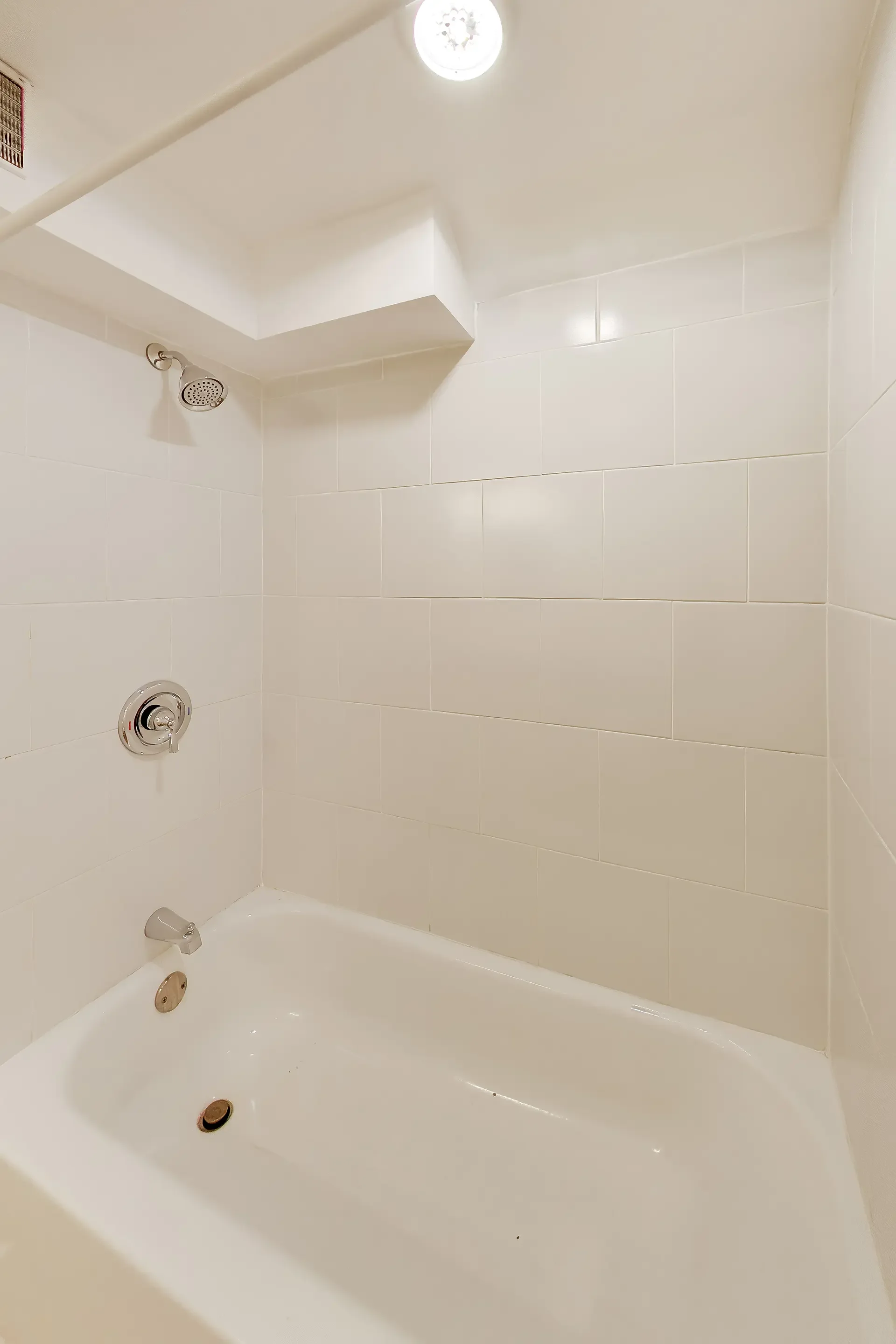 637-maury-ave-oxon-hill-md-26-lower-level-bathtub.webp