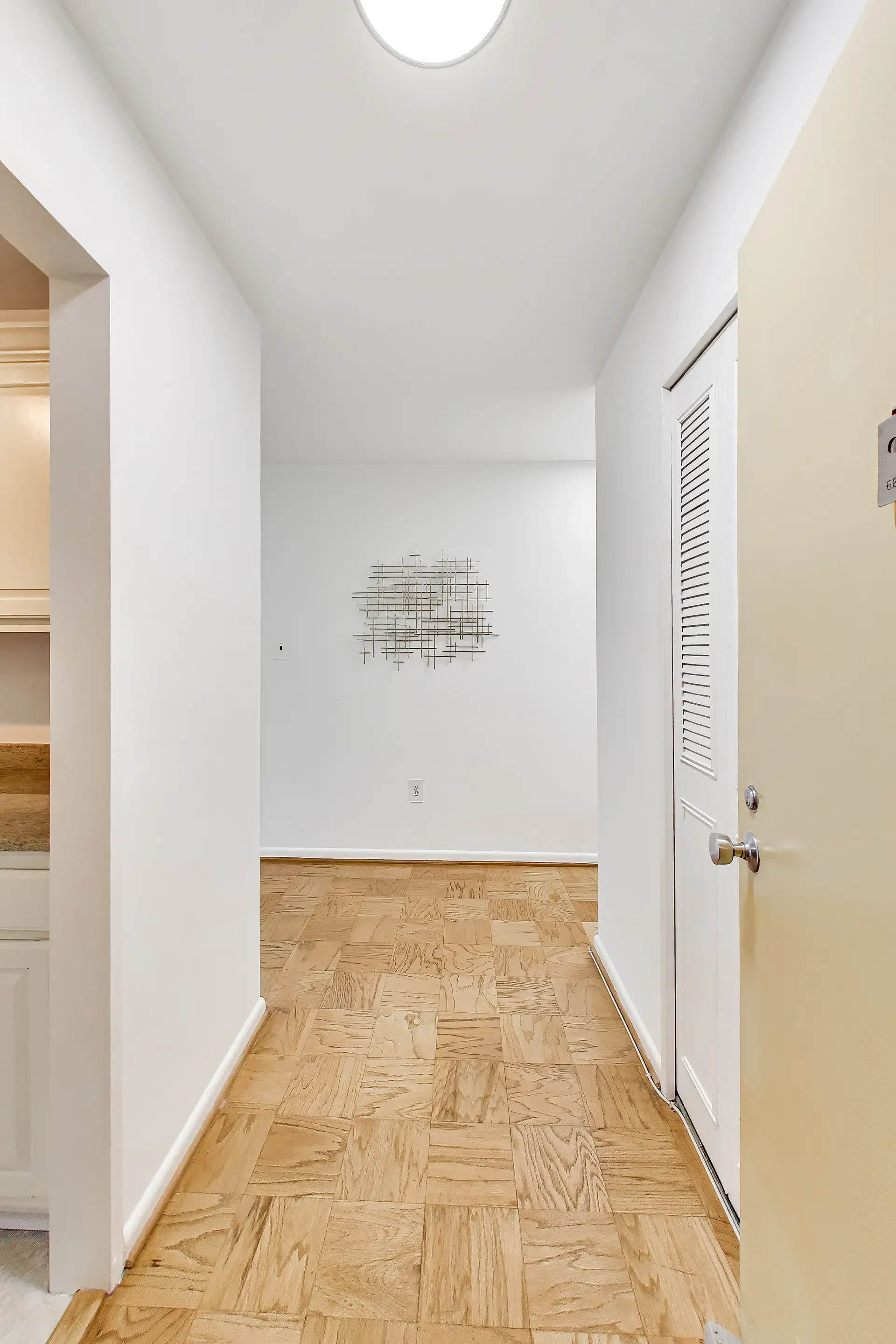 2939-van-ness-st-nw-unit-621-washington-dc-13-foyer.webp