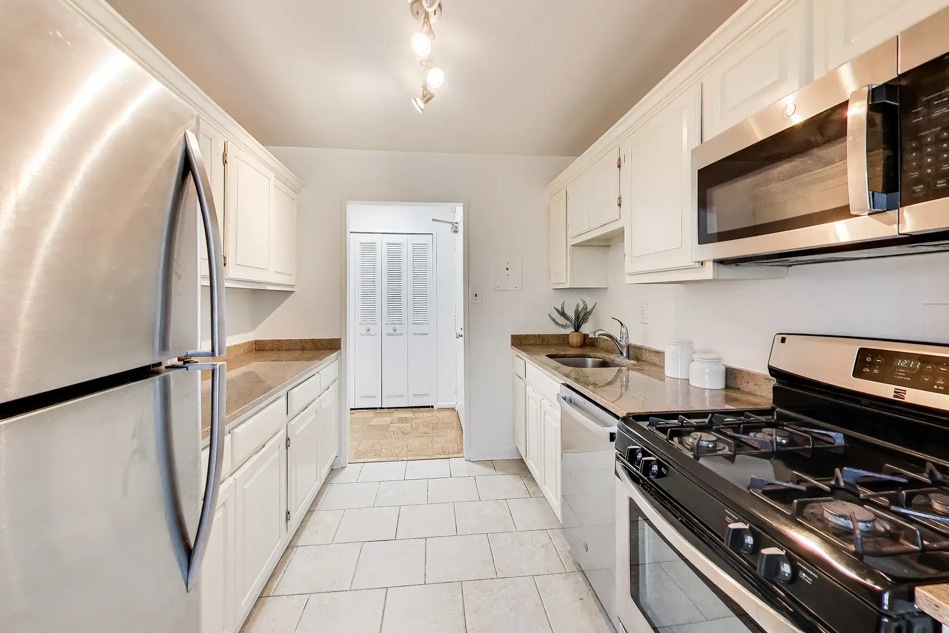 2939-van-ness-st-nw-unit-621-washington-dc-22-kitchen.webp