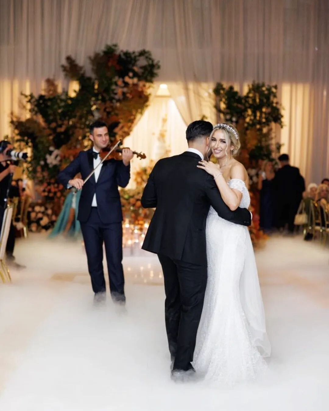 Take us back to this dreamy autumn wedding...𝓸𝓷𝓮 𝓶𝓸𝓷𝓽𝓱. 🍂🤎

📸 @moosho
🪄 @_myevents_

-----

✨️ #ENCHANTEDSTRINGS

🗓 Now booking 2023! Contact us for your event music needs by visiting the link in our bio. www.enchantedstrings.com
.
.
.
#