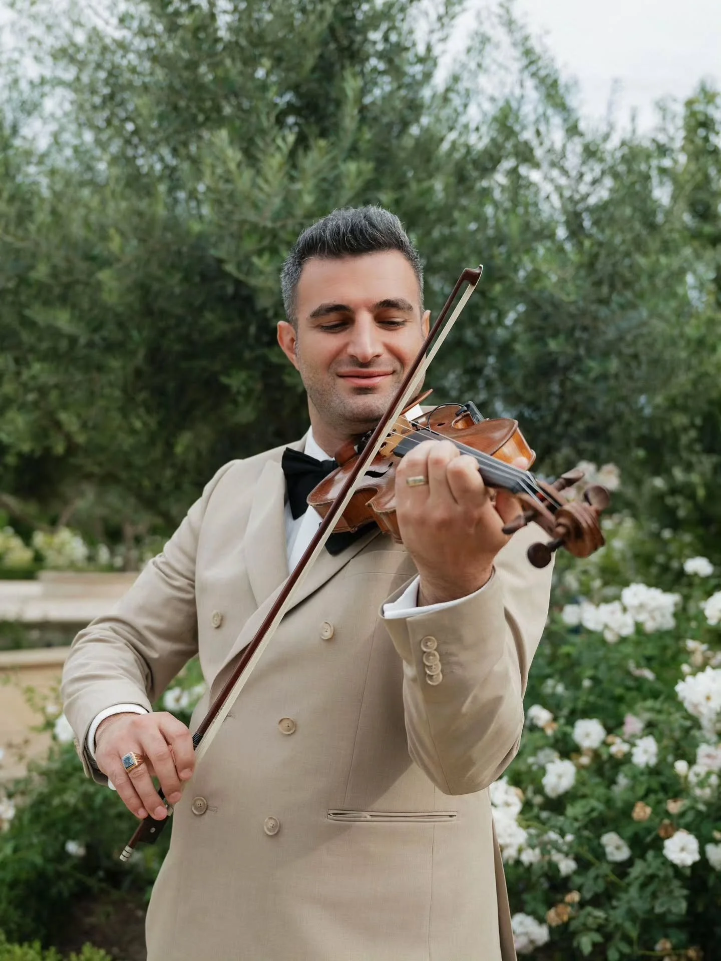 A beautiful evening at the 𝘽𝘽𝙅 𝙇𝙖 𝙏𝙖𝙫𝙤𝙡𝙖 𝙇𝙞𝙣𝙚𝙣 𝙎𝙝𝙤𝙬𝙘𝙖𝙨𝙚! 🍋🌿 Guests were welcomed with live violin music at the stunning Tuscan Rose Ranch, surrounded by inspiring tablescapes and conversations with industry friends. 

A spec