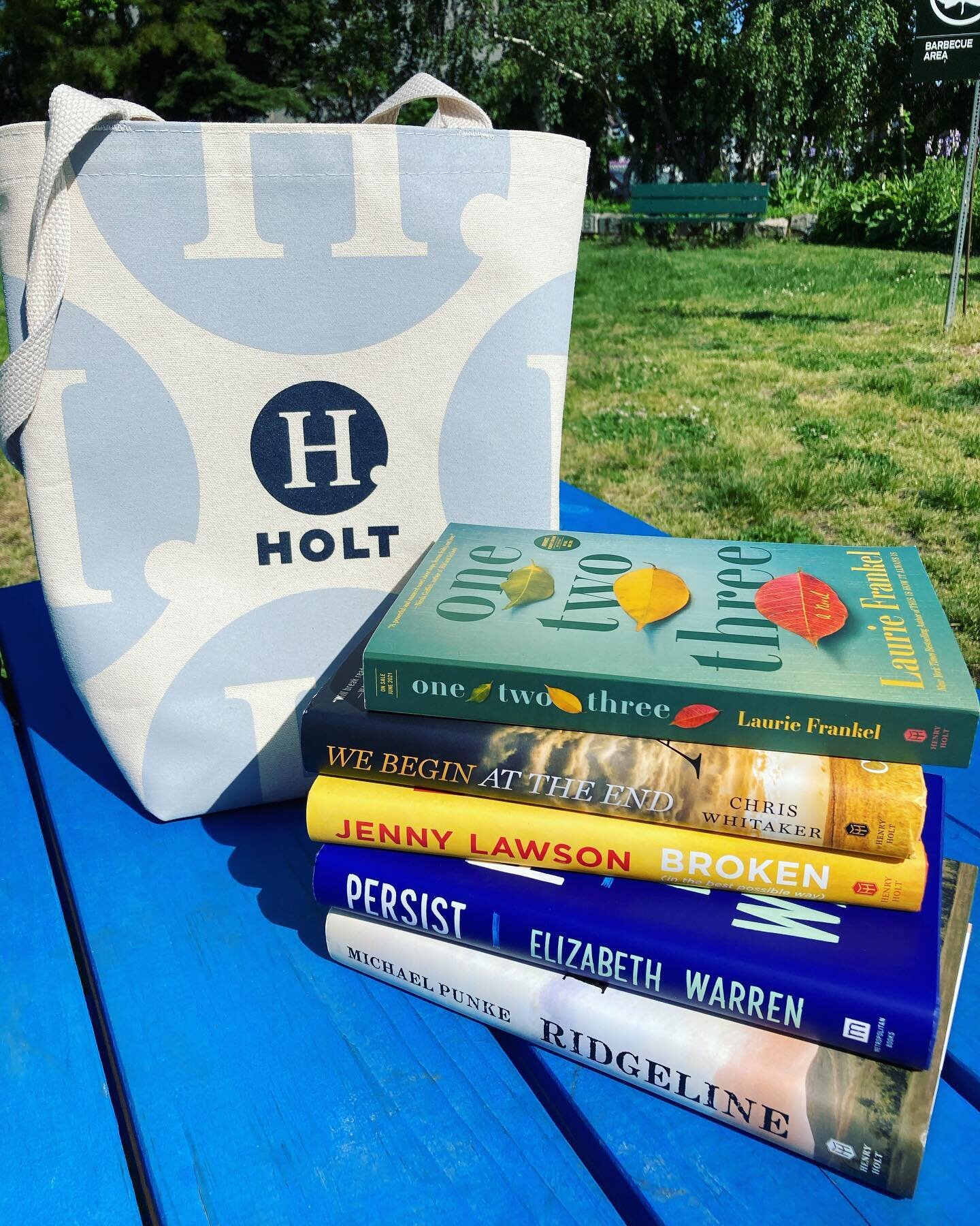 📚What&rsquo;s in your tote bag this weekend? Comment below with emojis 🕶🩴