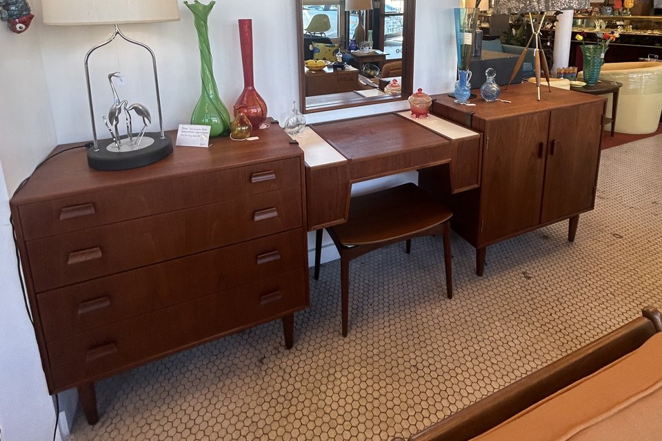 5-piece-vanity-desk-2.jpg
