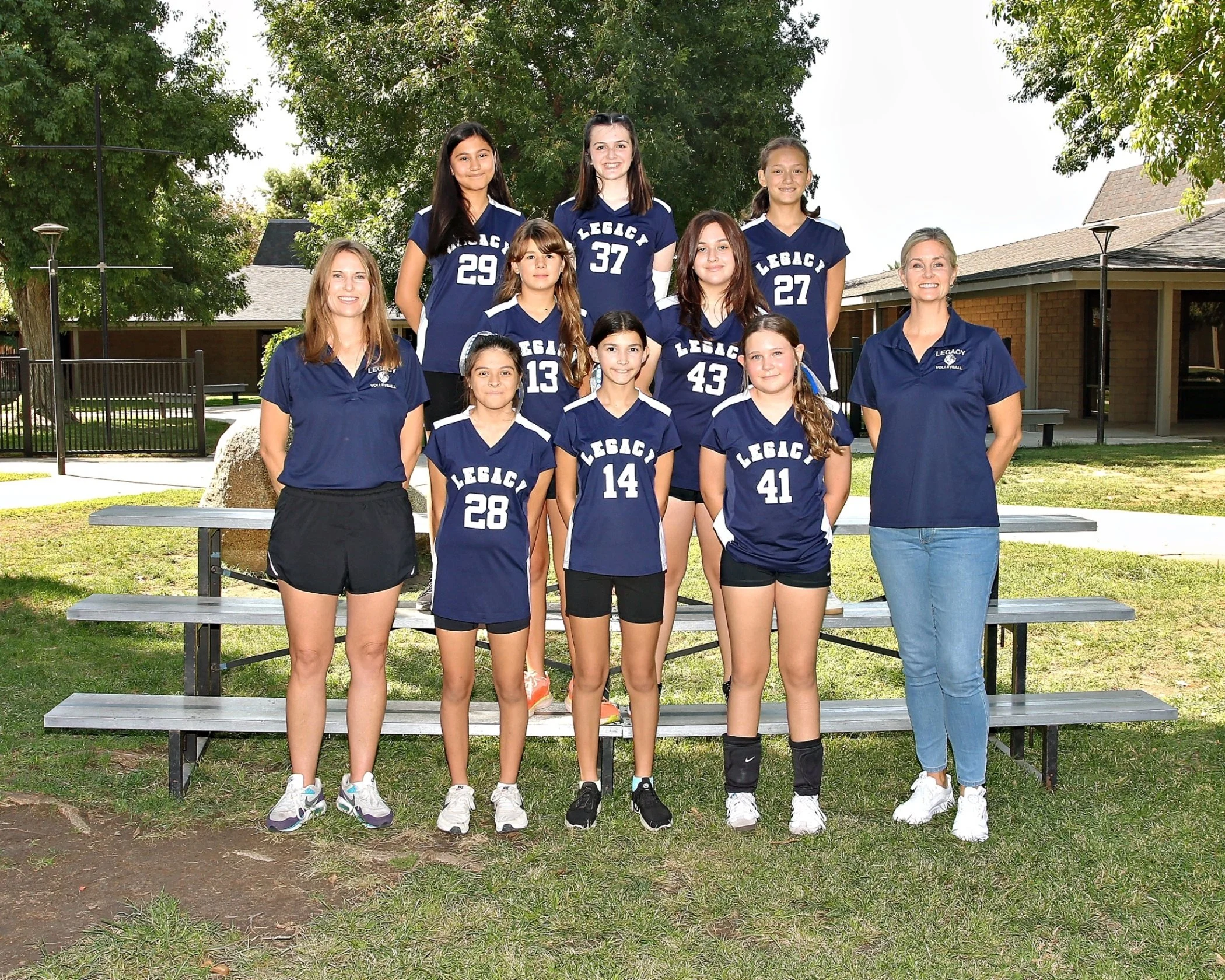 7th_Grade_Volleyball_White_-_1_3_01.jpg