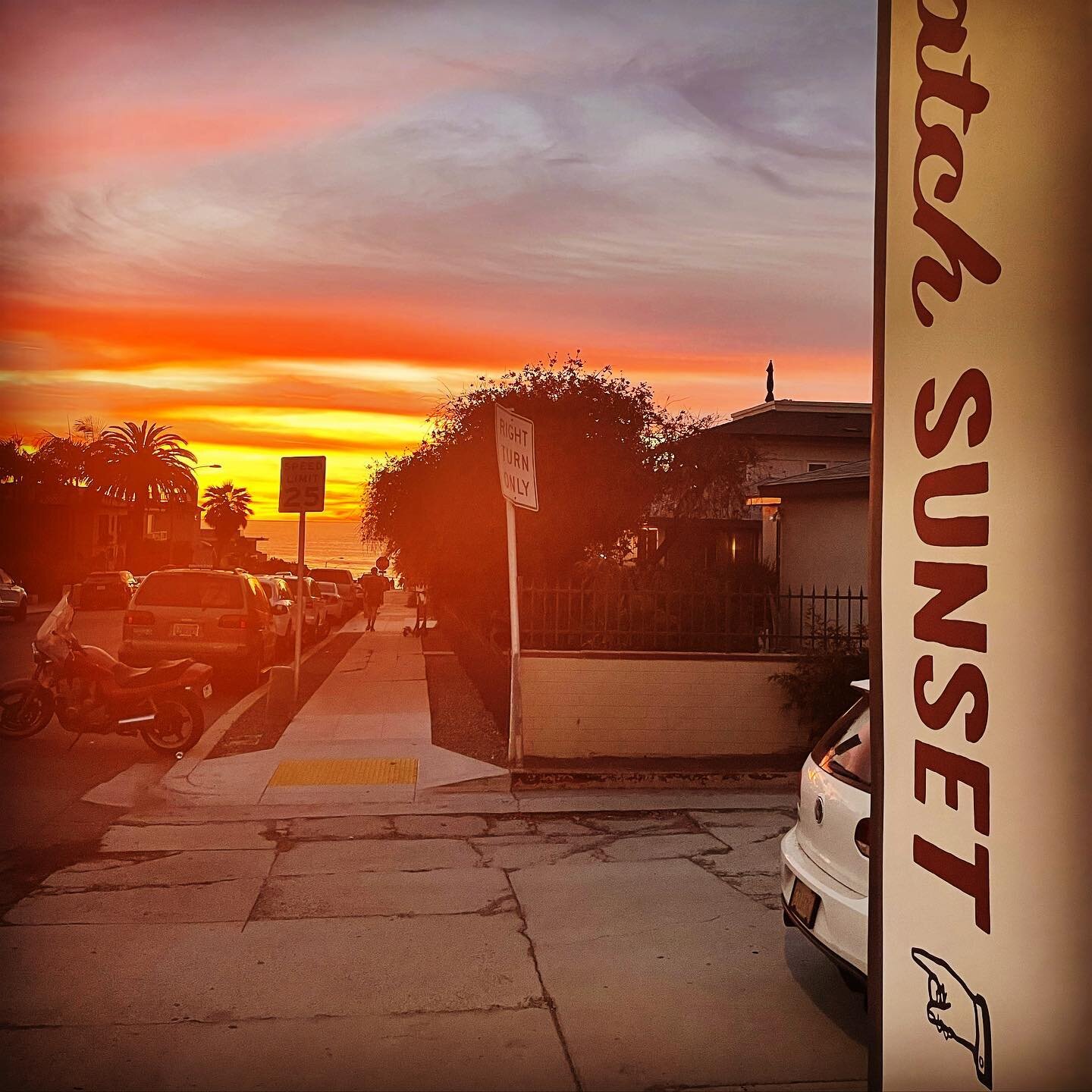 Sunsets and APM pizza... two things that make living in La Jolla special!  We&rsquo;re always looking forward to sharing them with you. #sunsetsandpizzaareforsharing #behomefordinner #qualityfoodforqualitytime #takenbake #takenbakesandiego #sandiegop