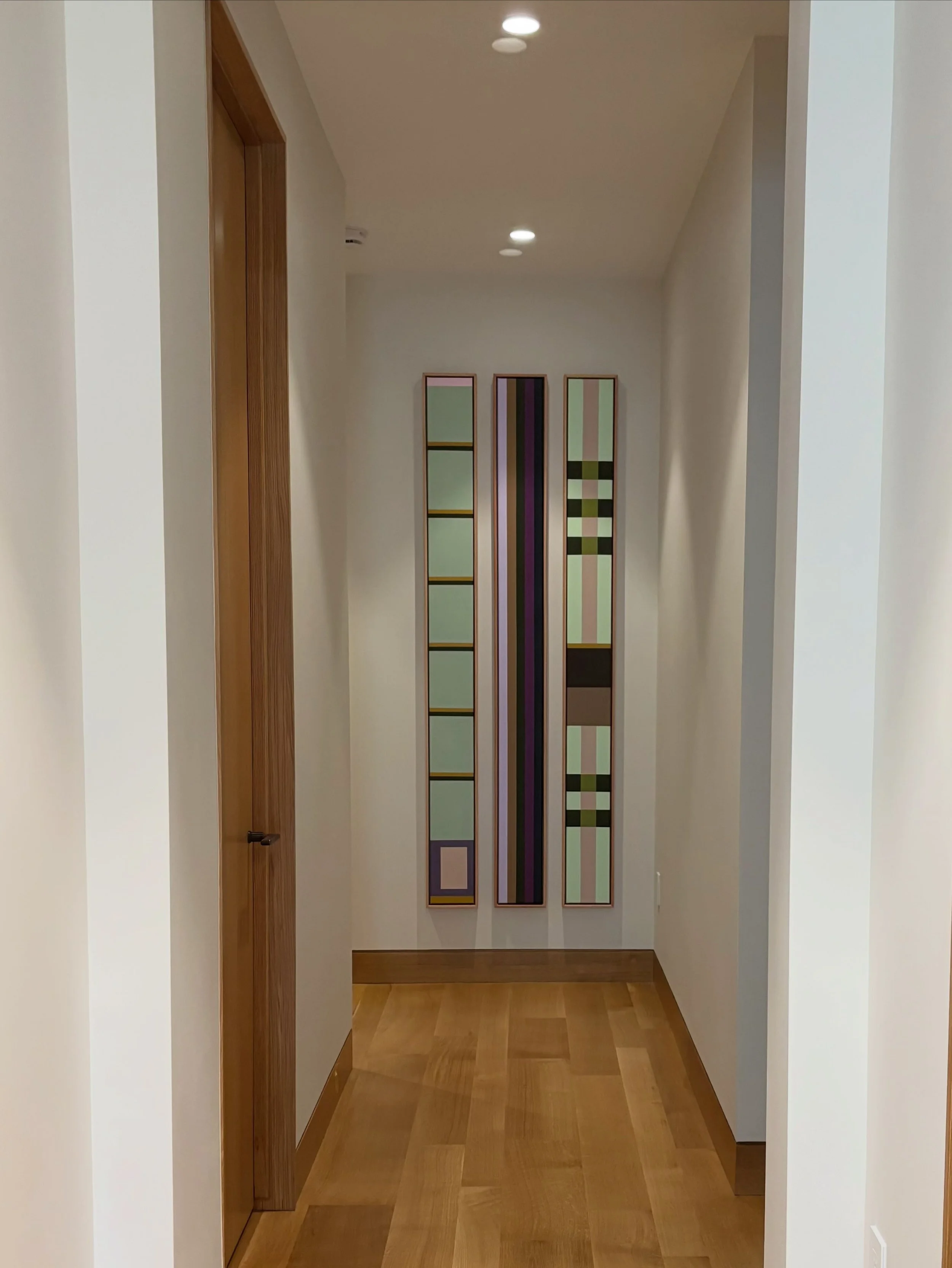 My wonderful client wanted some brightness and color at the end of her hallway. She found @louisedewegerartist who slayed it.
.
.
.
#art #artoninstagram #artistsoninstagram #color #insitu