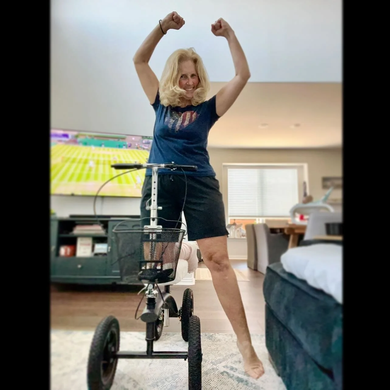 🇺🇸🇺🇸🇺🇸A rare selfie post. 🇺🇸🇺🇸🇺🇸
Cuz 8 days post-op, I&rsquo;m feeling strong and I  LOVE my country.  God bless America &mdash; a country born from freedom, rebellion, and courage in the face of tyranny. 
.
I&rsquo;ll be out there workin