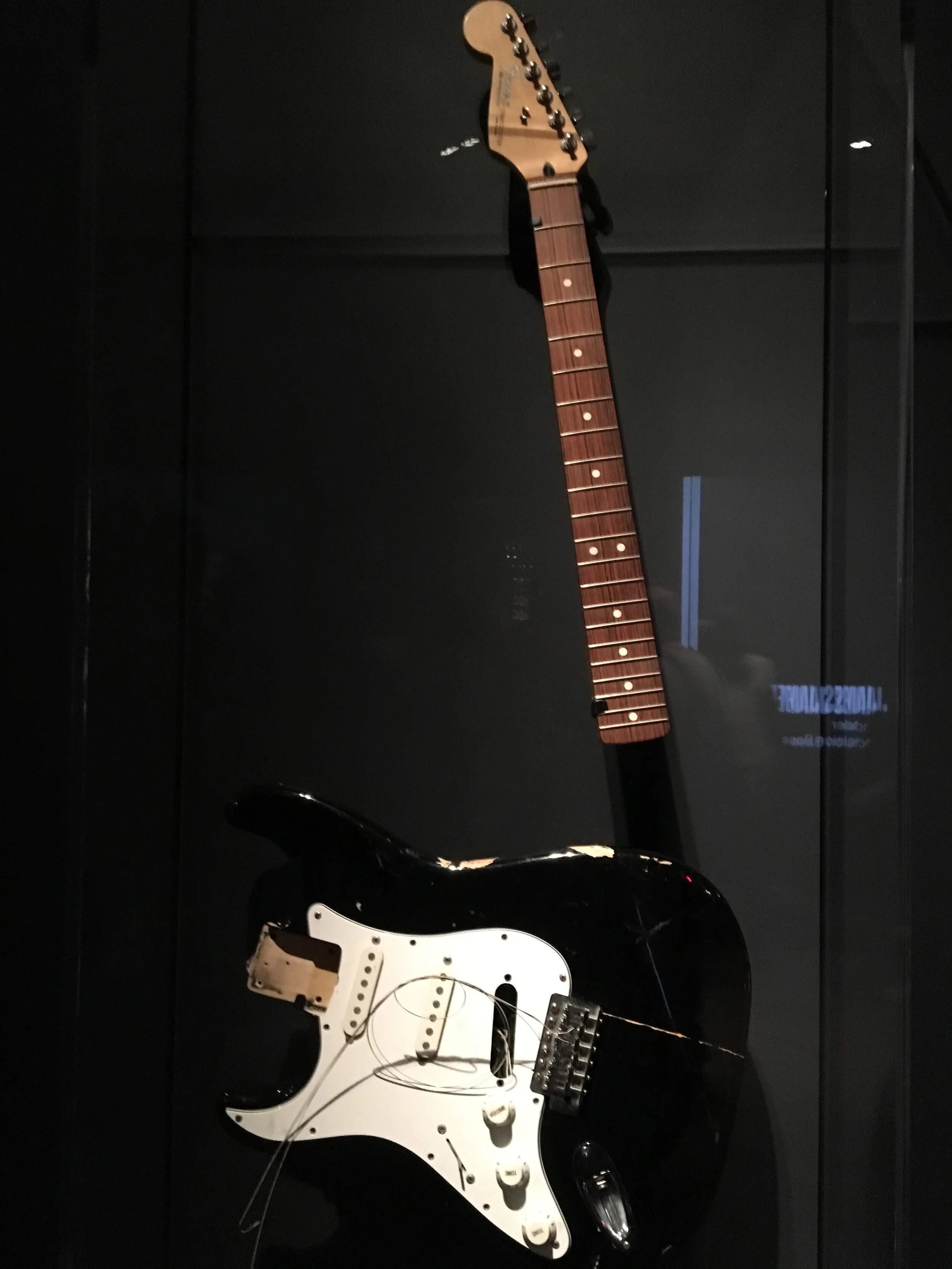 Curt-Cobain-Busted-Black-Stratocaster-img.jpeg.JPG