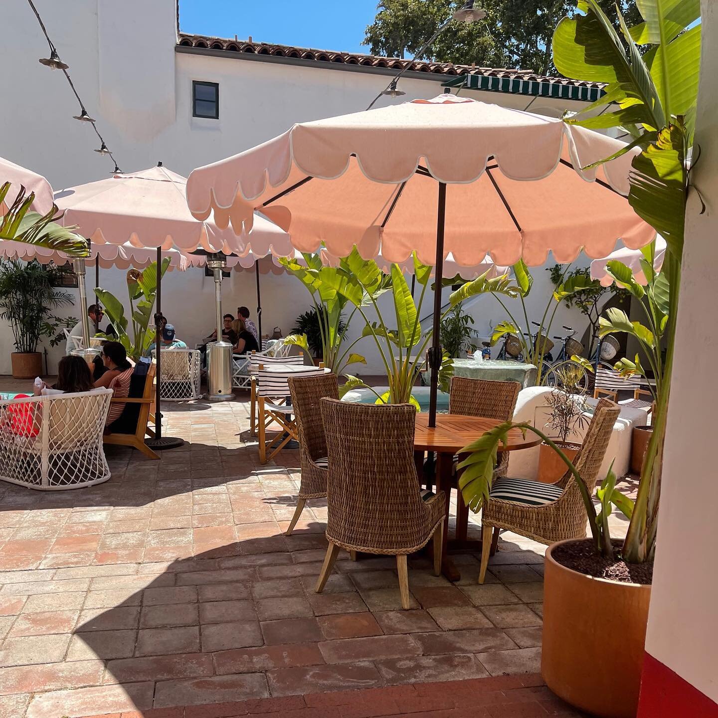 Palihouse Santa Barbara 🌴 
.
.
Set within the Historic Presidio neighborhood of Santa Barbara is the chic boutique hotel, Palihouse. Inspired by Spanish Colonial style, the posh hideaway offers a Mediterranean influenced courtyard, garden caf&eacute