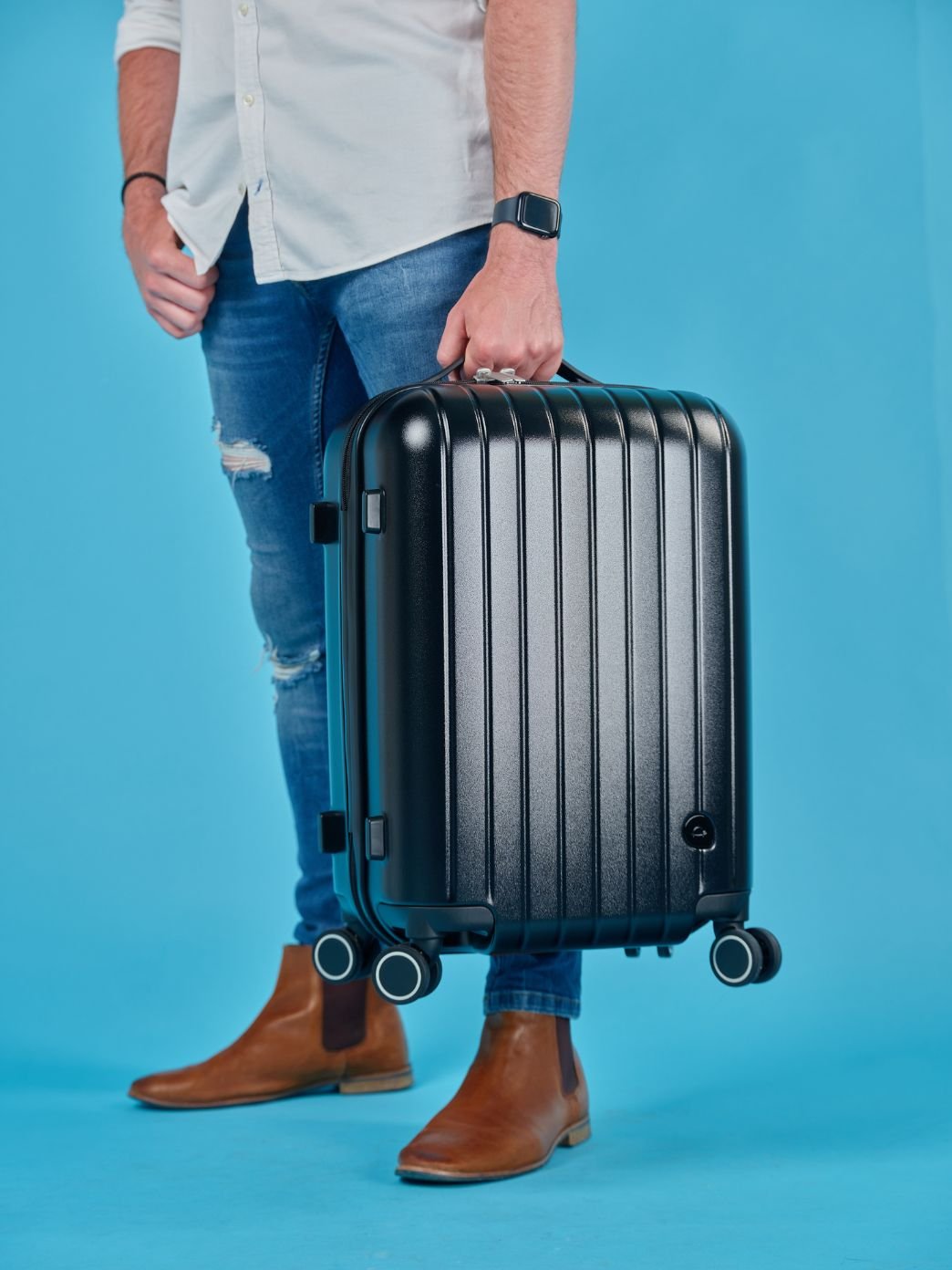 Ultima Black Cabin Suitcase is a minimalist suitcase that will set you ...