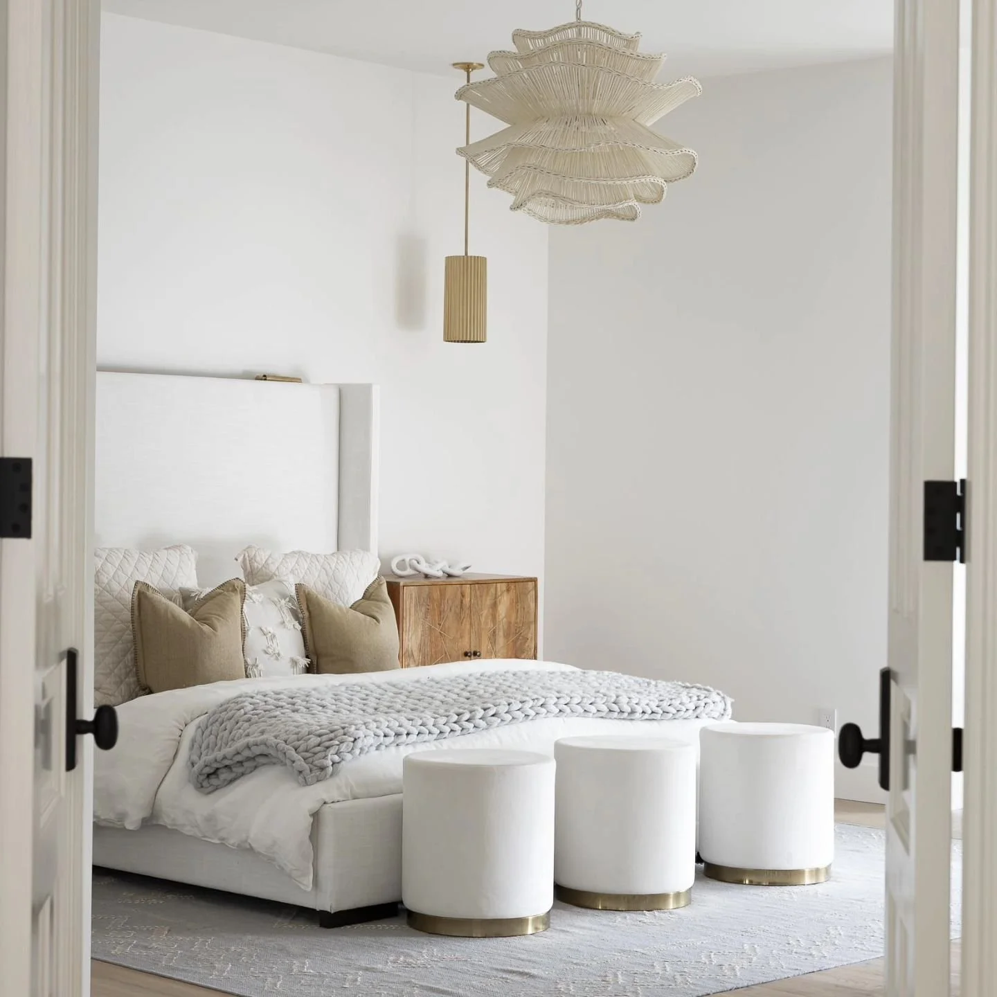 Bedrooms. 🛏
The word bedroom originiated in the 📆 1600s with the simple combination of bed plus room. In early French 🇬🇫history we know them known as boudoir - &quot;lady's dressing room,&quot;👸 literally, &quot;a place to sulk,&quot; from boude