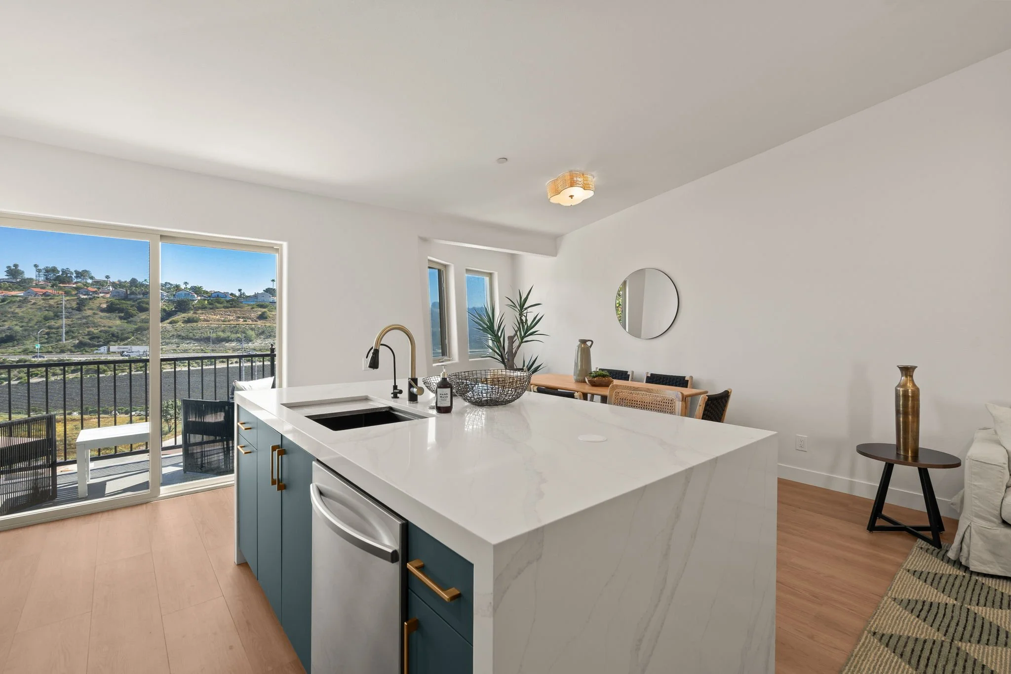 2483 Oxford Ave-34.jpg