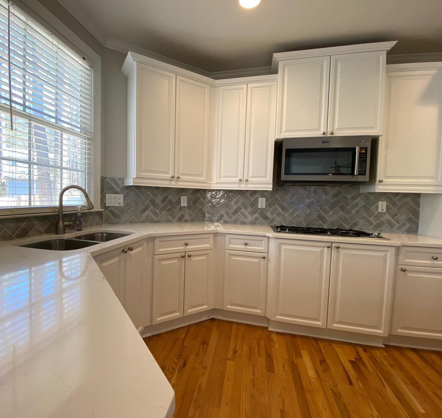 Here&rsquo;s another great reason why you should remodel your kitchen! ✨

📸 Swipe to see the before and after pictures. 

Updated to a Misterio quartz, Pure white (SW 7005) for cabinets and Agreeable Gray (SW 7029) for walls both are Emerald, the &l