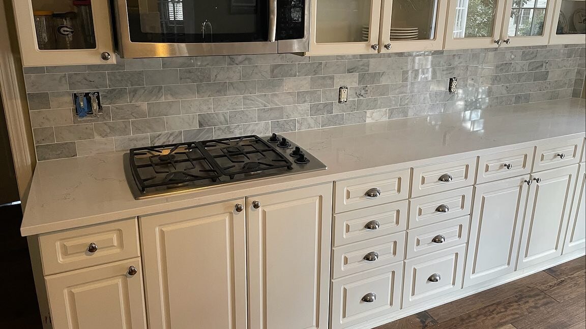 Here&rsquo;s another tip to creating an open floor concept; lower the breakfast bar counter to single level 🙌

✨ Also, to create a more modern look we ditched the old backsplash. Lastly but not least, we installed misterio quartz countertops. 

🔗 T