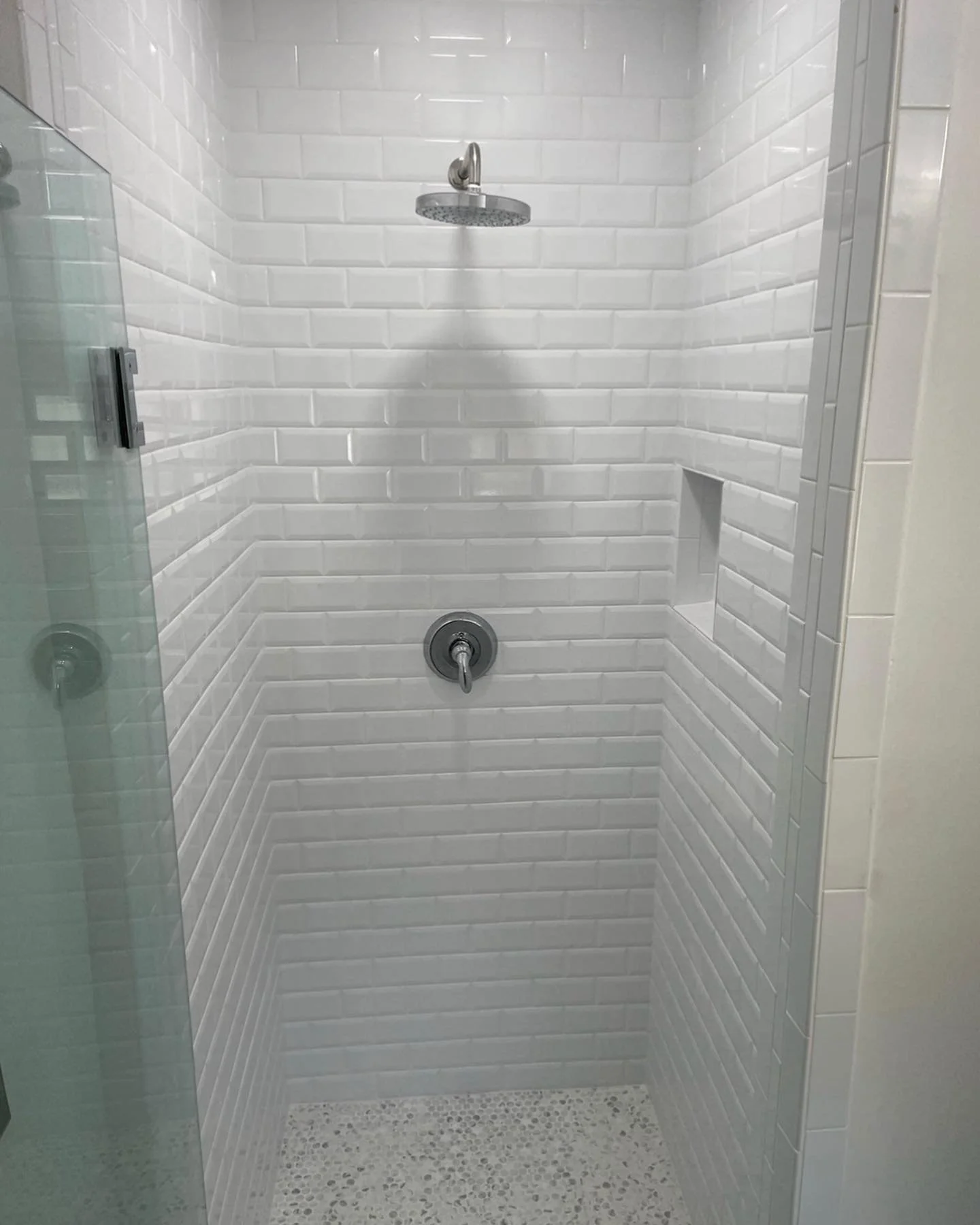 ✨Looking fresh! ✨ 

Check out this transformation, 👉 swipe to see the before and after 📸 

#showerdesign #bathroomremodel #bath #bathroom #bathroomrenovation #bathroomtile #bathroominspo #bathroomideas
