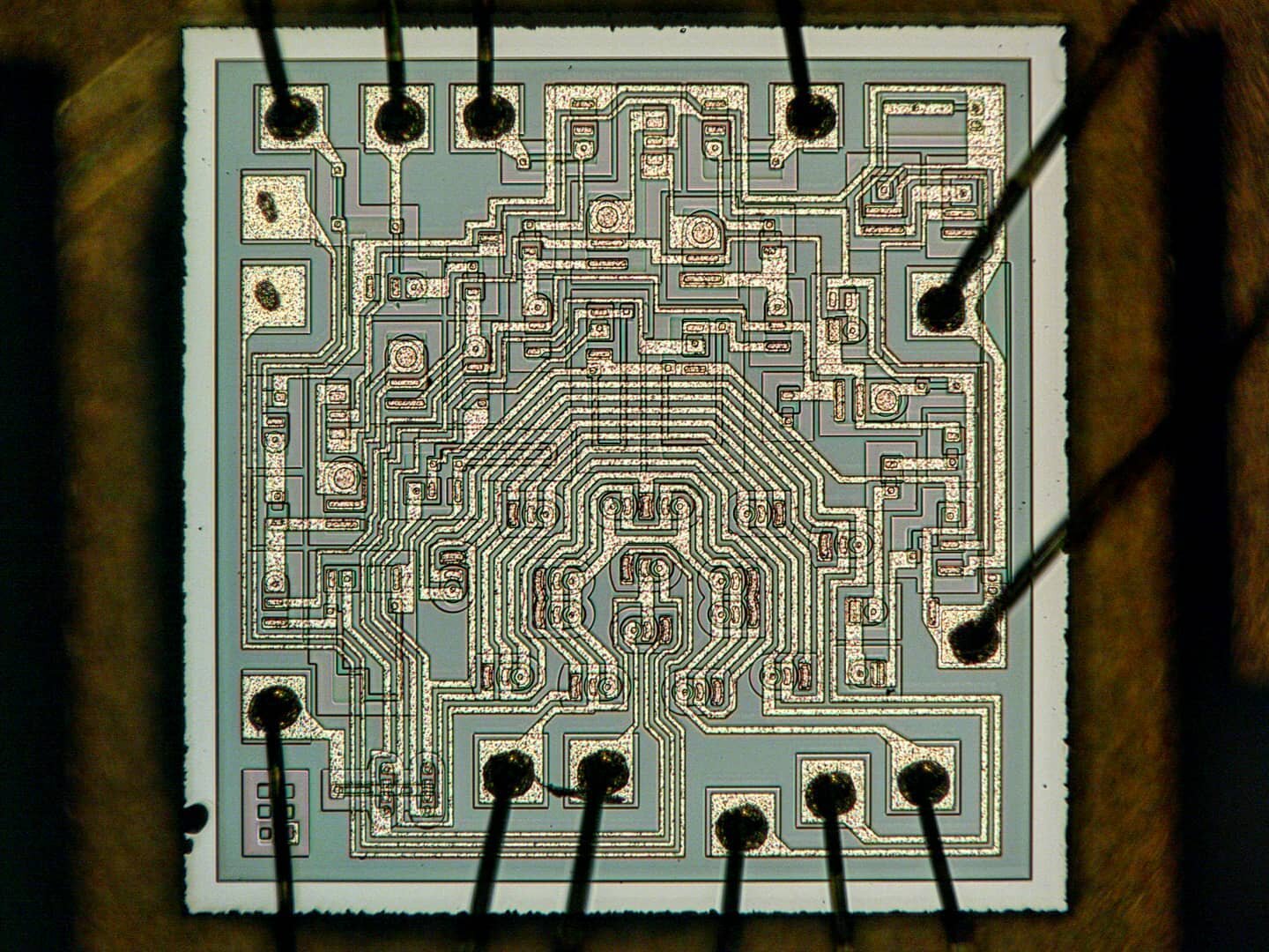 As promised, here are the microscopic photos 😁
-
#ComponentsCloseUp No. 197: 12 Bit Hybrid ADC, part 2
-
*** Quick Facts! ***
Manufacturer: Micro Networks
Part Number: MN5240
-&nbsp;
If you missed the first post, all you need to do is click this has