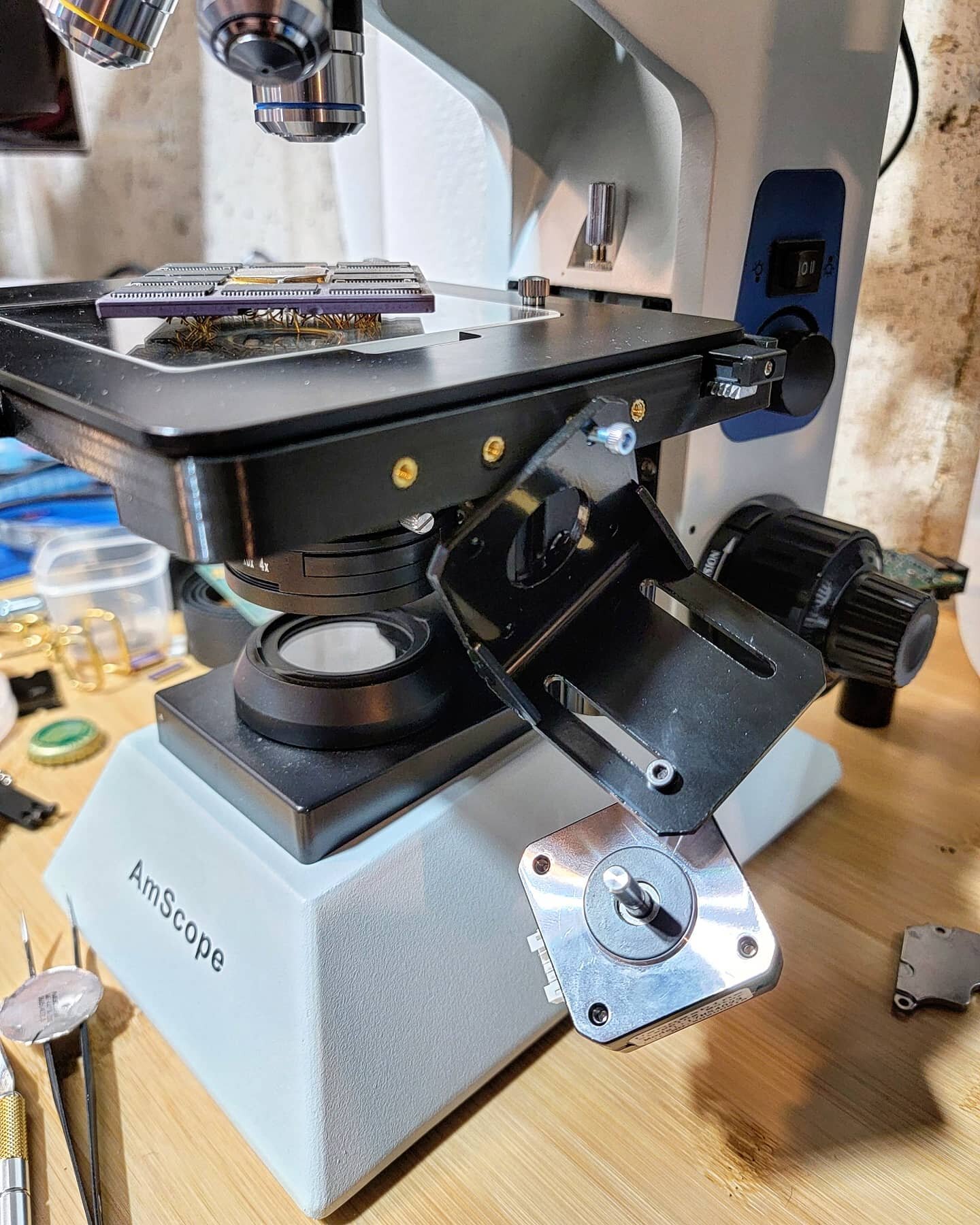 🔬#AutoMicroXYZ Update 13 ⚙
-
It looks like this clamp is going to work! The clamp applies a lot of clamping force and seems to be holding it very securely to the microscope stage. I hung a motor and steel motor mount off of the clamp as a load test.