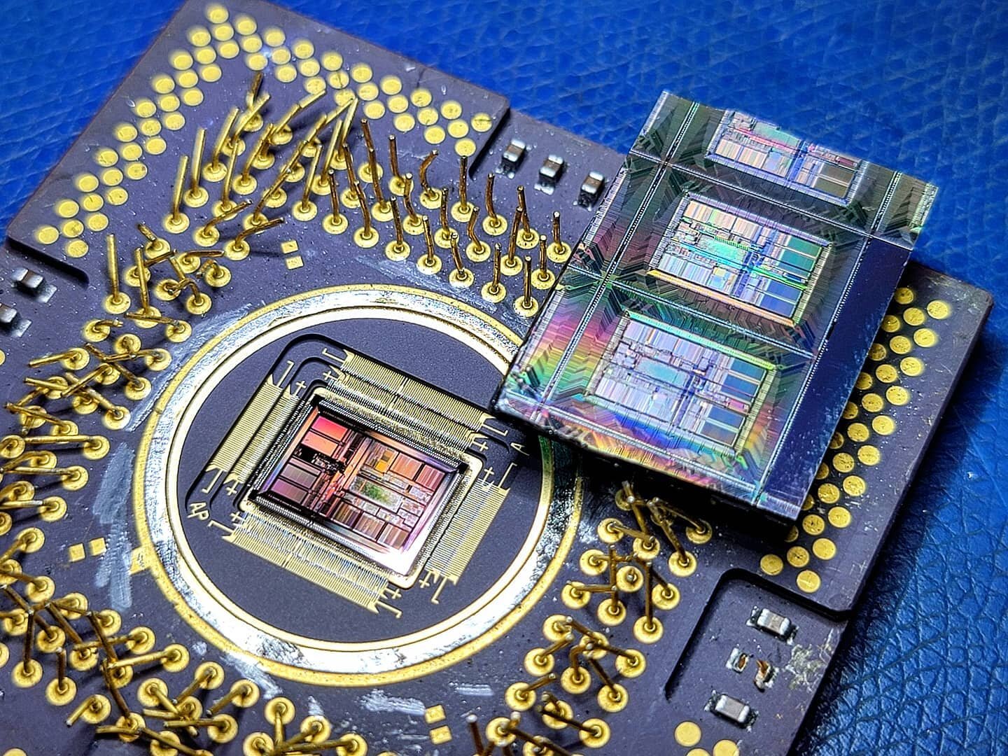 I bet you thought we were done with this part 😉
-
Thanks to @siliconinsider , I can do a side-by-side comparison of two different R4400 silicon chips. The one in the part is from NEC, and the wafer piece is from IDT (marked 79440). Both manufacturer