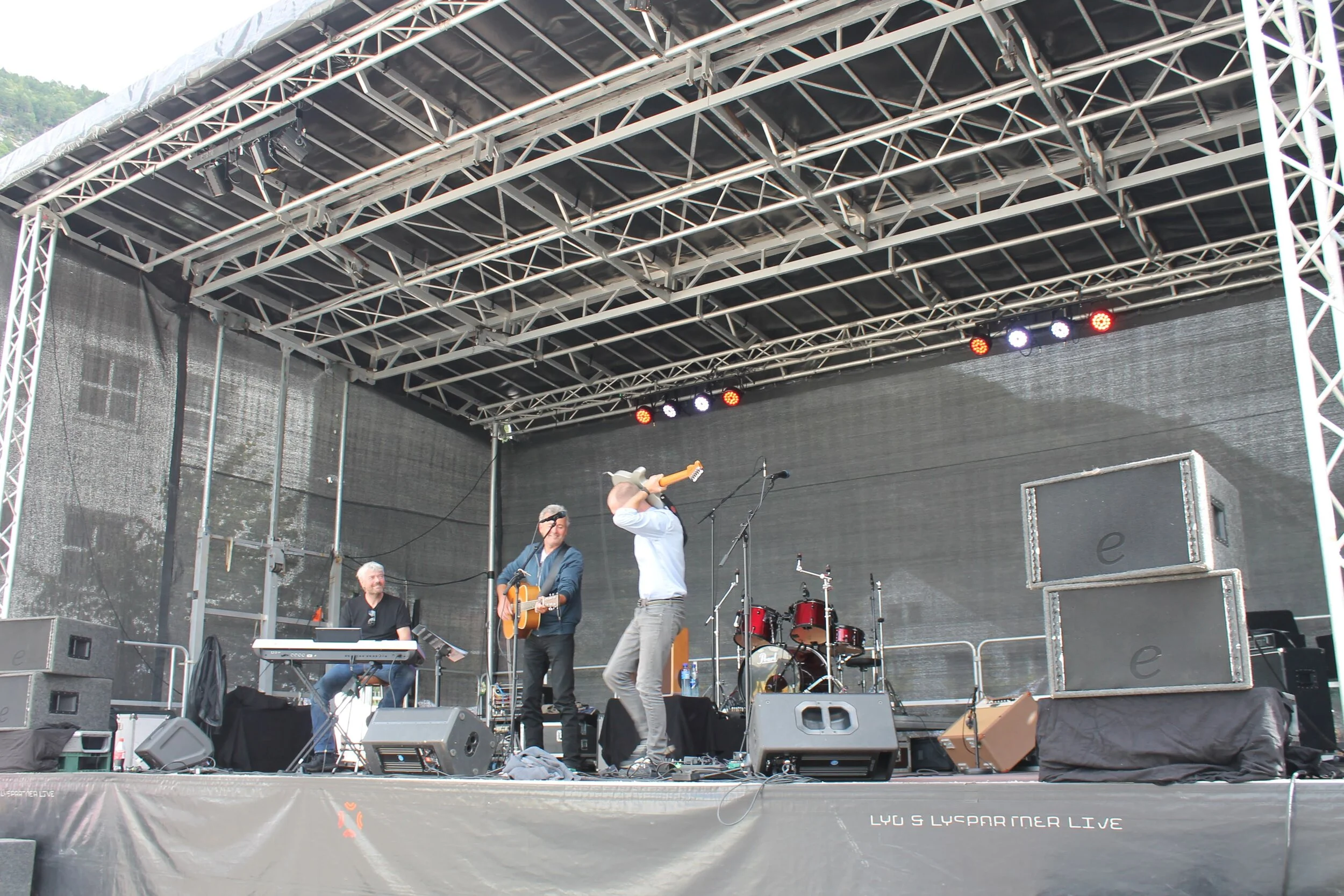 På storscenen i Gloppen med Never Mind