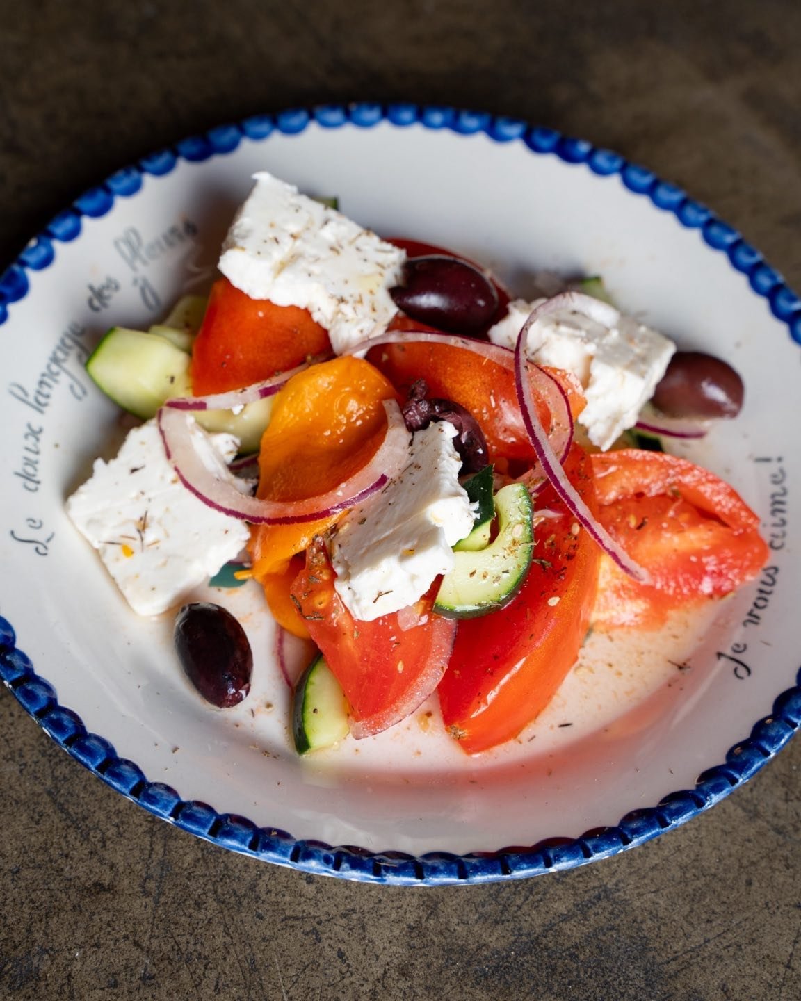 Pendant la canicule on coupe au maximum les points chauds de la cuisine et on en profite pour rafra&icirc;chir la carte ! La simplicit&eacute; d&rsquo;une salade grecque pour profiter &agrave; leur juste mesure des beaux produits dont on dispose.

#m