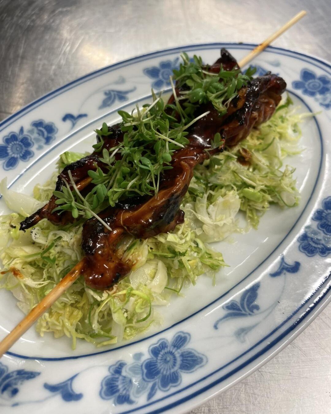 Lammeside dyppet i koreansk grillsaus! Kullgrilles p&aring; yakitori og serveres med nouc cham rosenk&aring;l