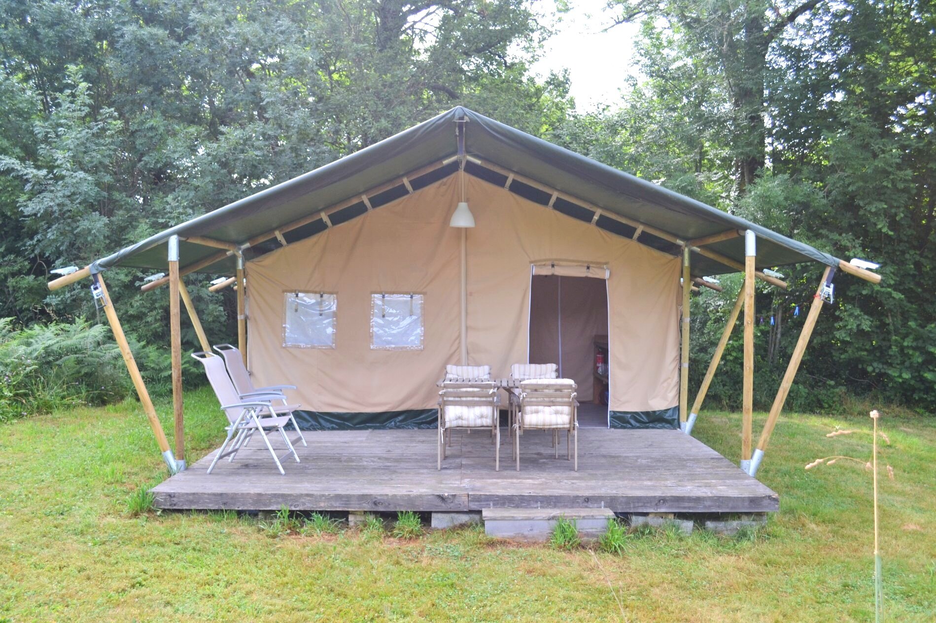 267277-Pionier_Lodge_tent_op_camping_Le_Peyral.w1900.jpg