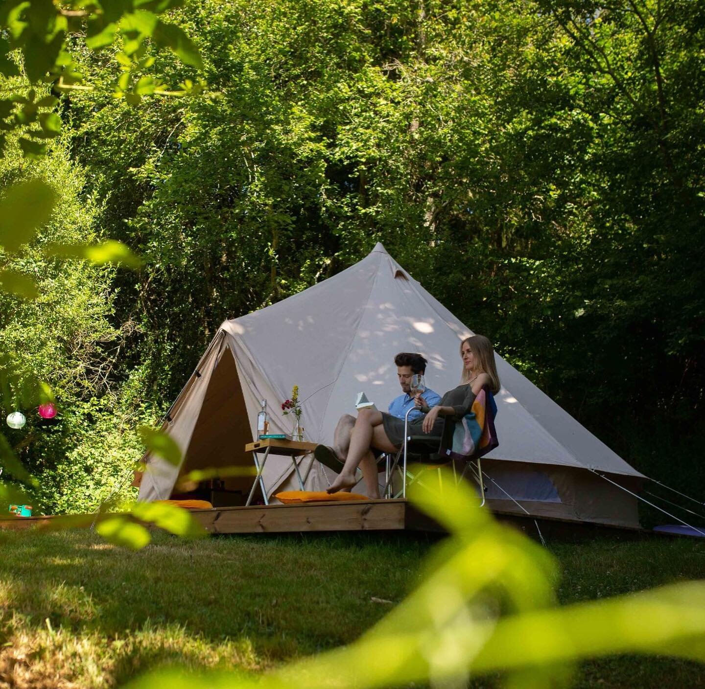 Wakker worden midden in de natuur, met fluitende vogeltjes en uitzicht op de bergen. En s&rsquo;avonds genieten van de magische sterrenhemel. ✨

Dit kan bijvoorbeeld in onze Bell tent voor twee personen; een comfortabel ingerichte tent die van alle g