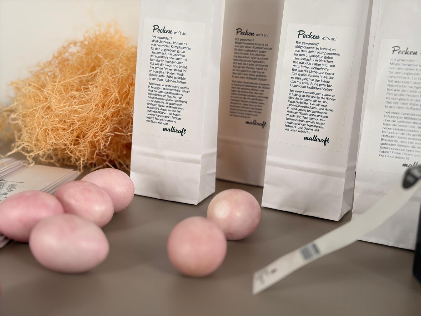 Ostergruß 2026, Rotgefärbte Eier