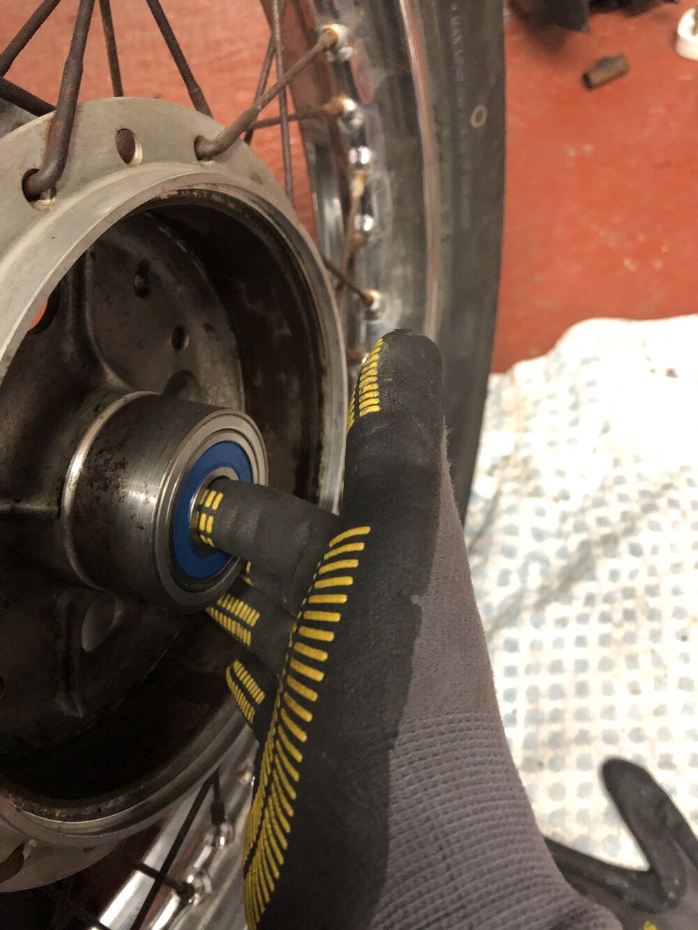 Mable Honda CB550 Cafe Racer rear wheel rebuild bearing check collar clearence.jpg
