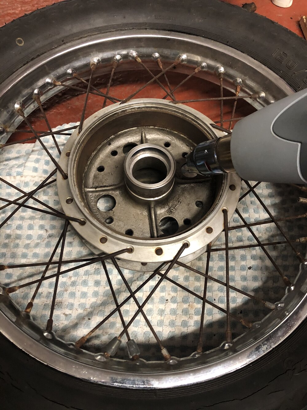 Mable Honda CB550 Cafe Racer rear wheel rebuild bearing heat the hub.jpg