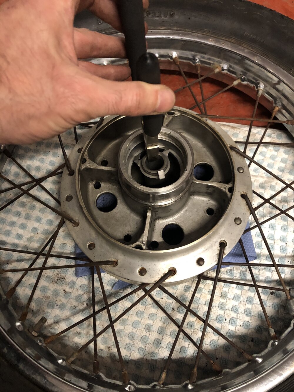 Mable Honda CB550 Cafe Racer rear wheel rebuild bearing insert collar.jpg