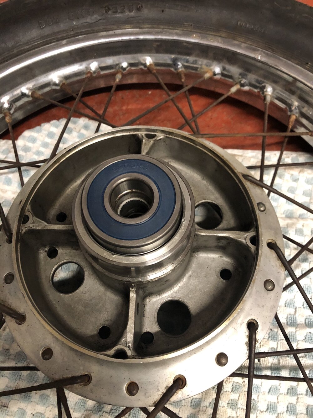 Mable Honda CB550 Cafe Racer rear wheel rebuild use old bearing.jpg