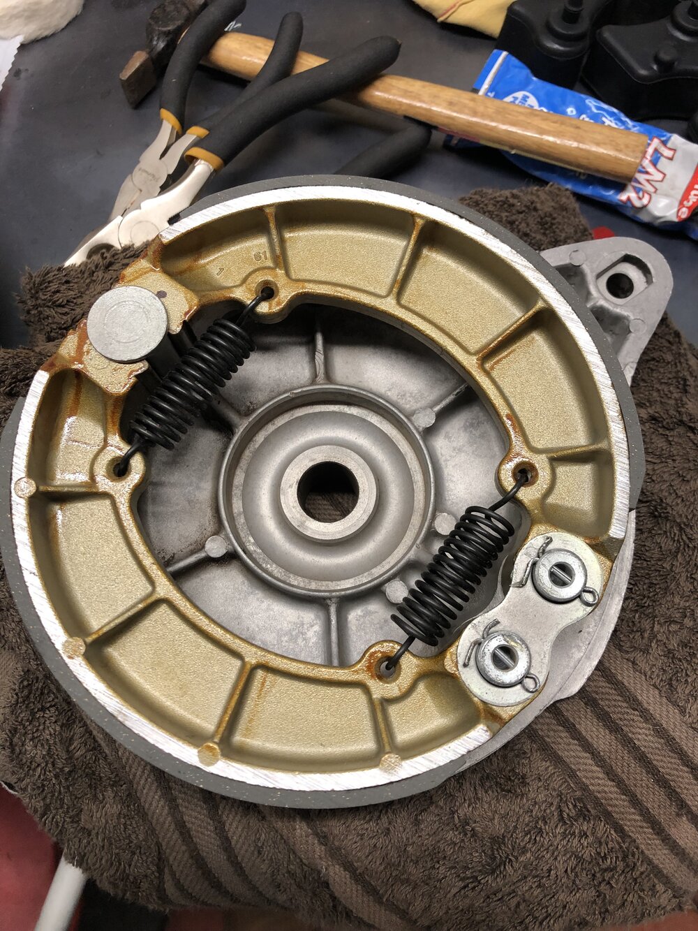 Mable Honda CB550 Cafe Racer rear brake shoes fitment springs.jpg