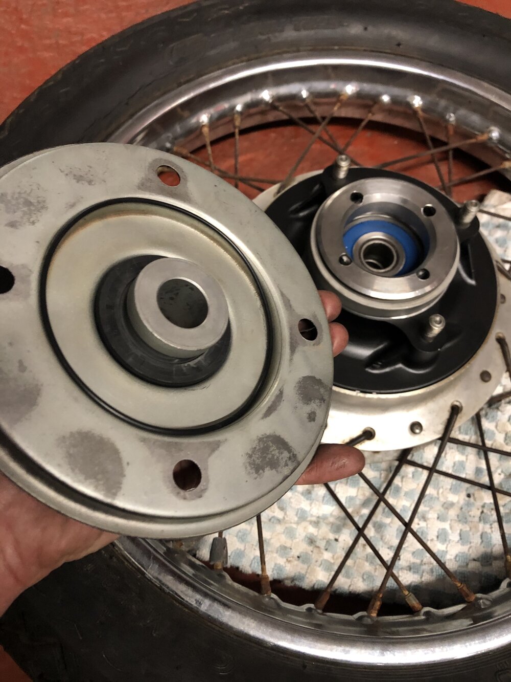 Mable Honda CB550 Cafe Racer rear wheel cover plate and o ring.jpg