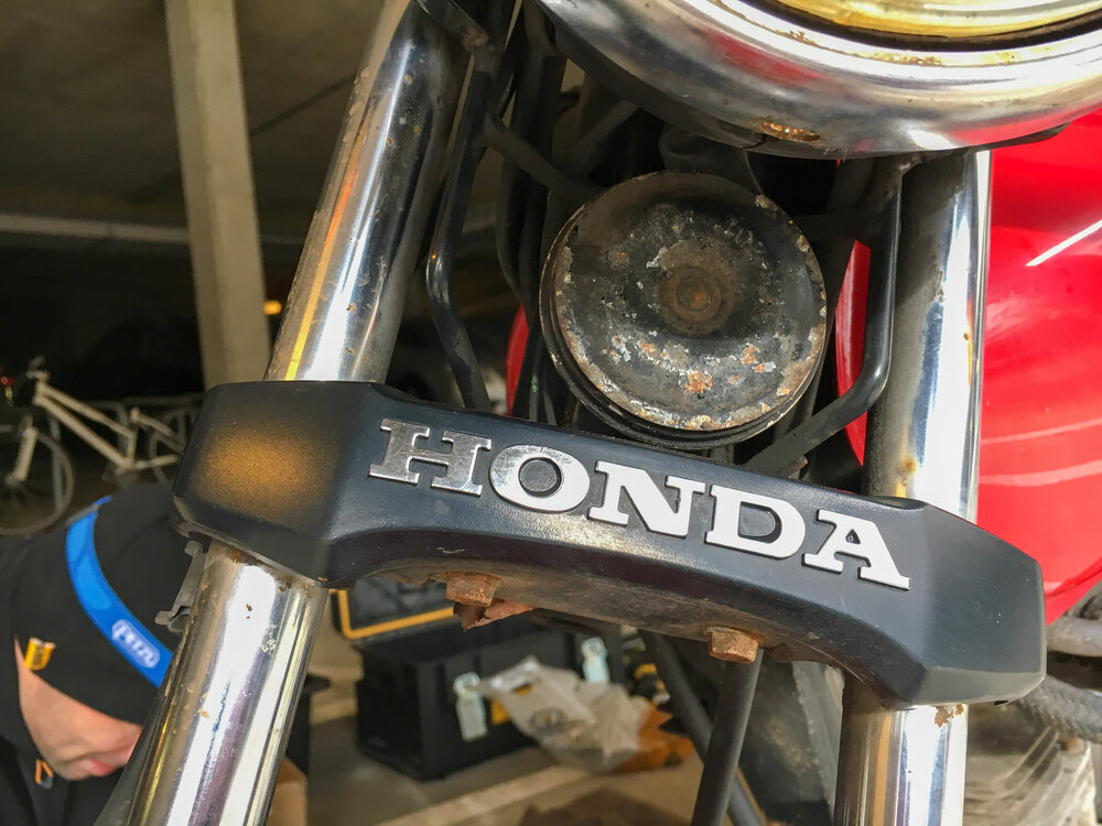 Ride the miles restore Red Honda CG125 rusty horn.jpg