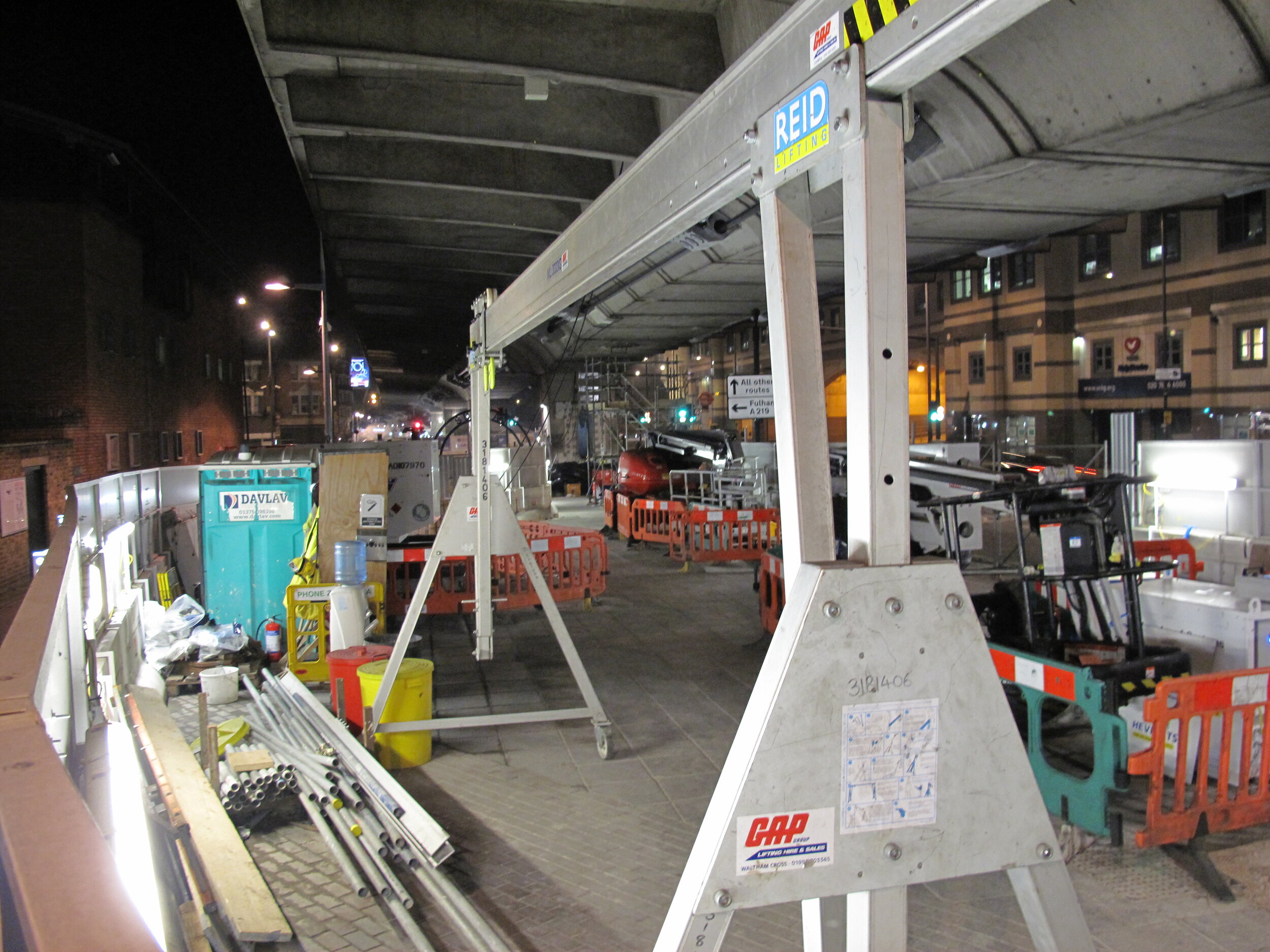Porta Gantry 3000kg being used in construction