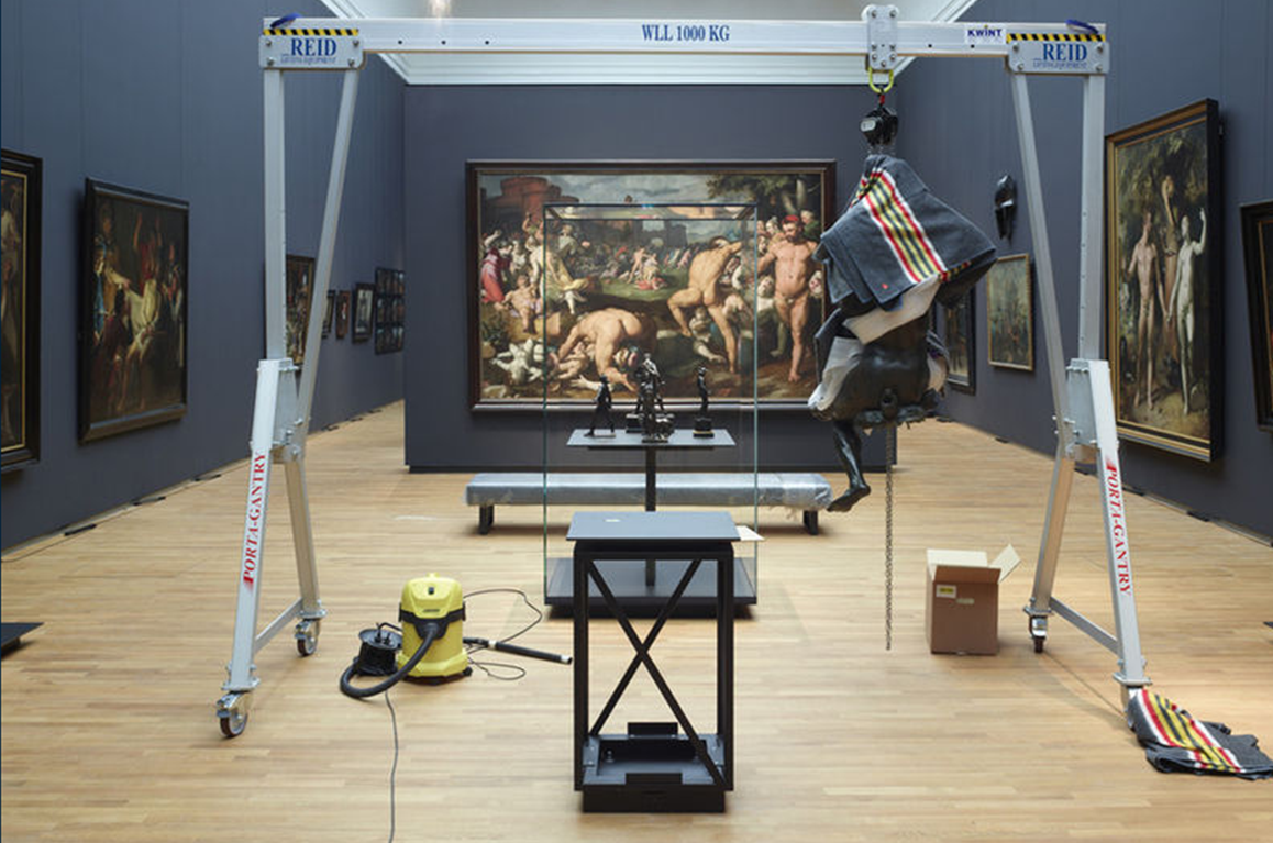 Porta Gantry 1T being used in an art museum 