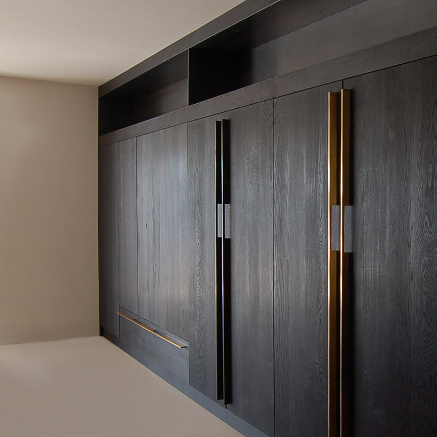 pachadesign-shousugiban-cupboards-with-steel-and-brass-handles-detail1.jpg