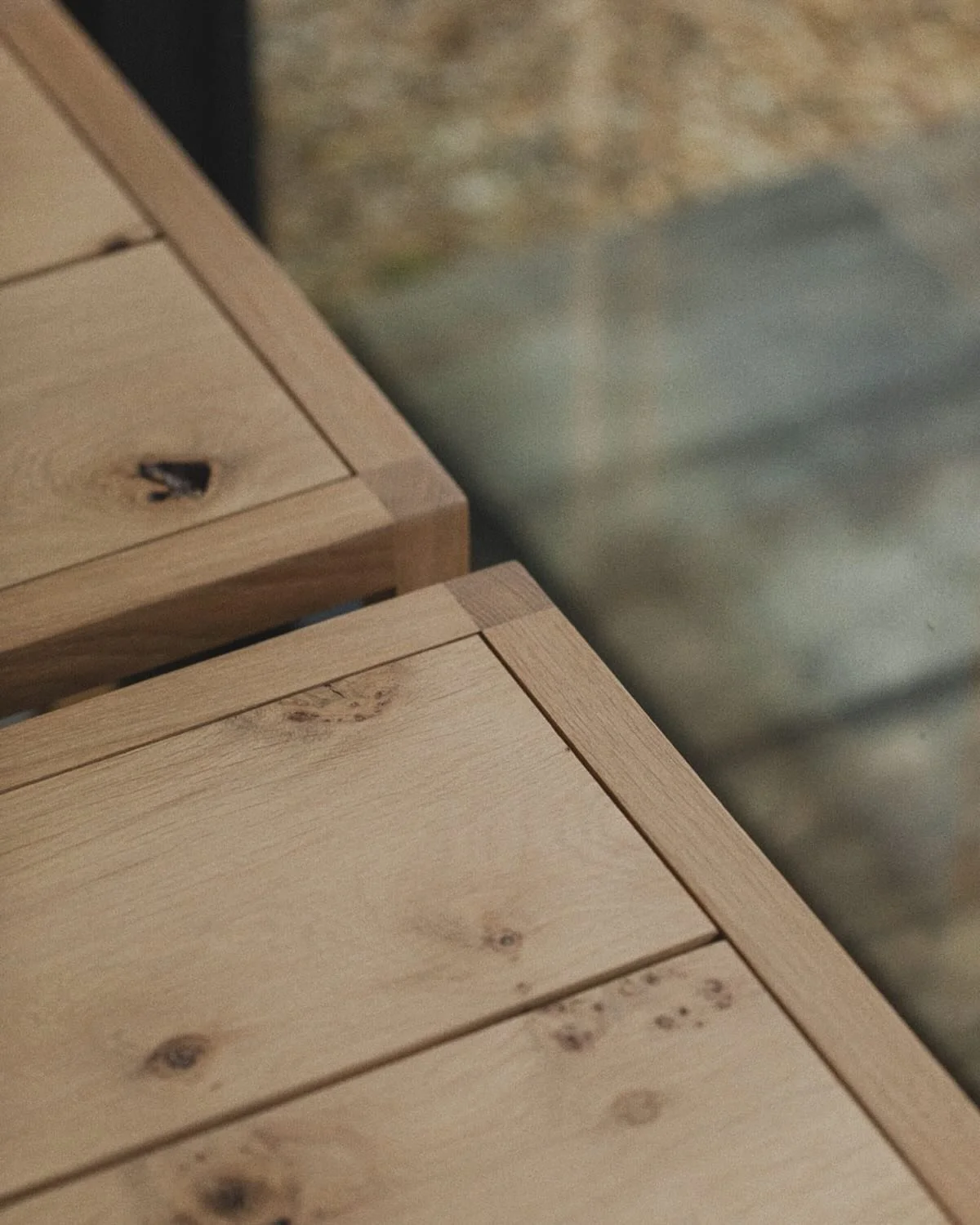 Ocha Tables Detail.
Handmade by us in our workshop on the North Devon/North Cornwall border.
Beautiful English Oak, chosen by us for its warm tone and delicate markings.
Photographed in our showroom, flower bird wind moon, by Ali @alexandrahouse.stud
